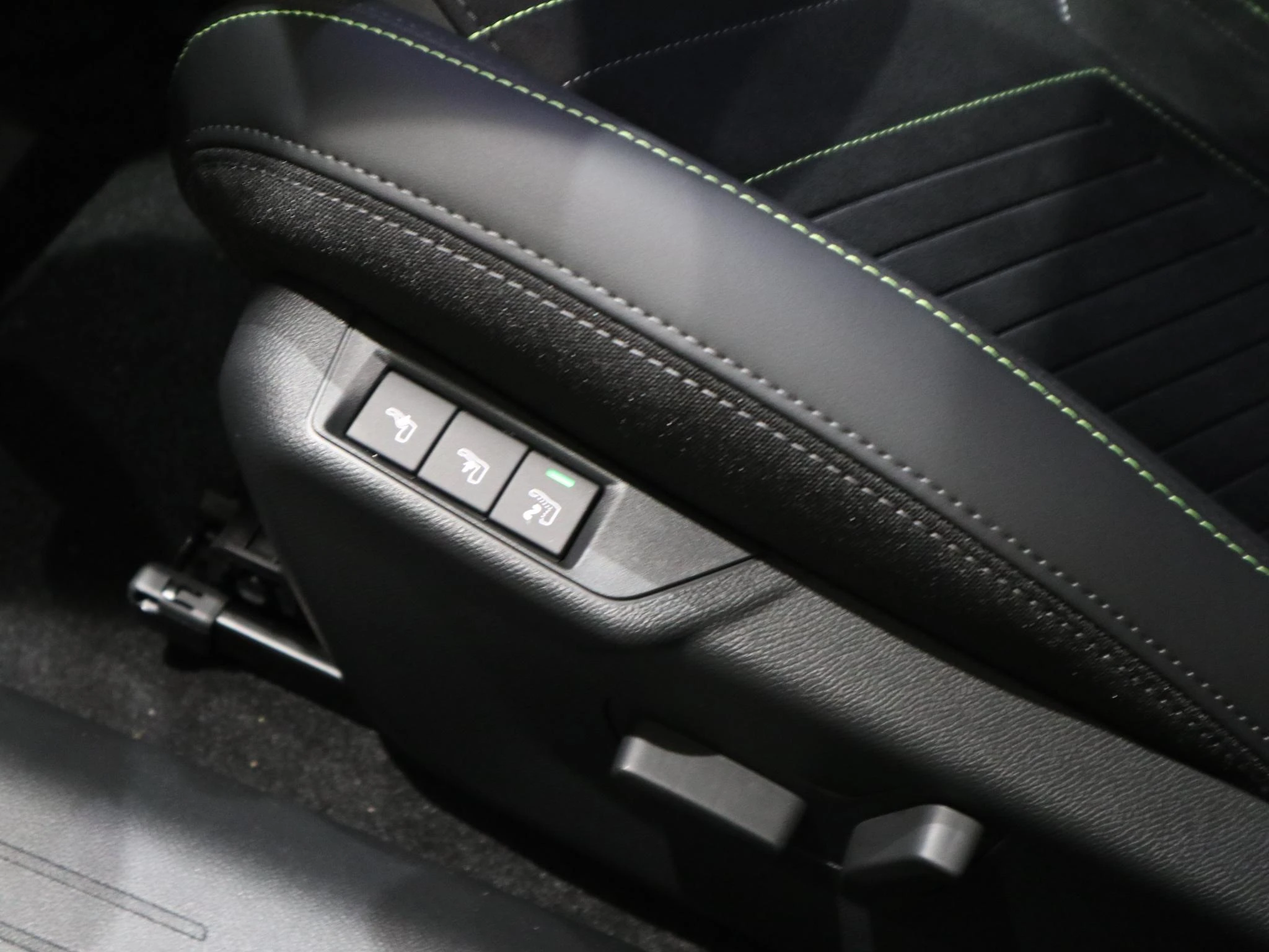 Peugeot-e-208-image-14