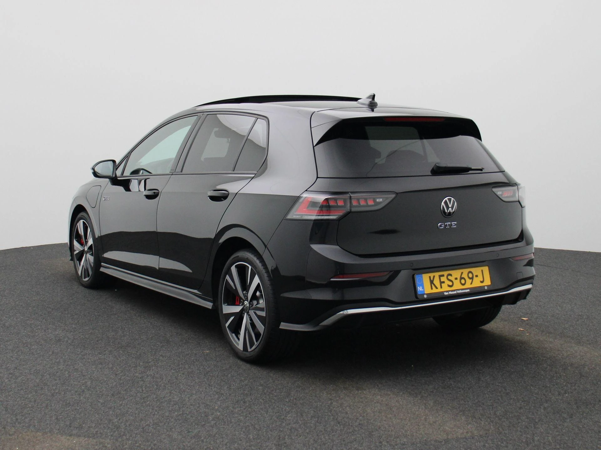 Volkswagen-Golf-image-1