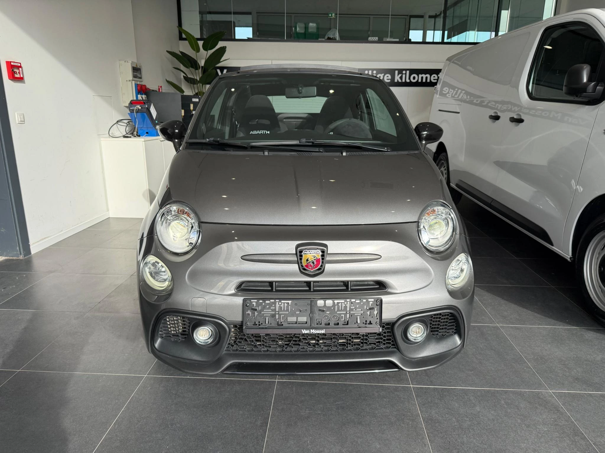 Abarth-500C-image-1