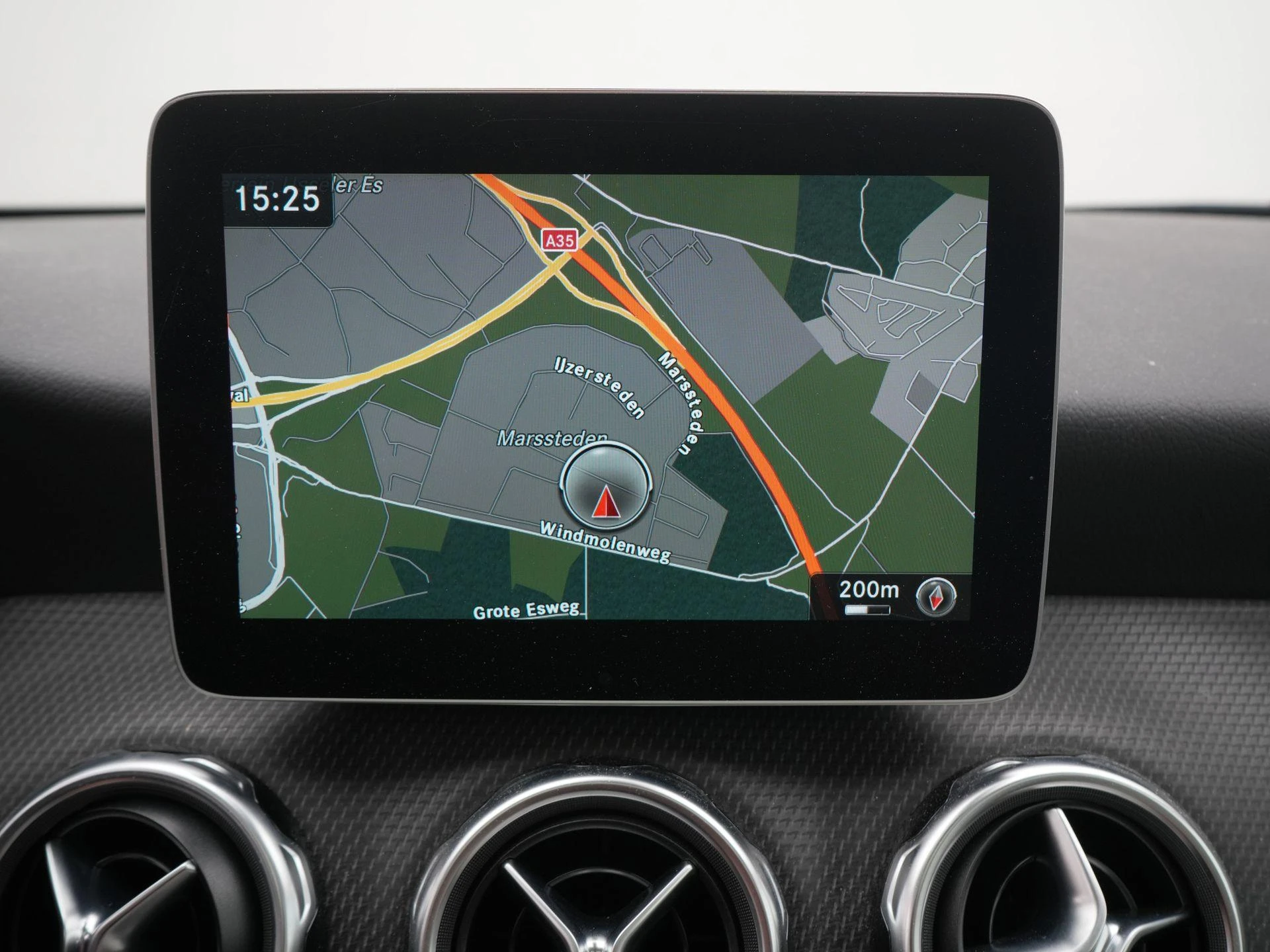 Mercedes-Benz-GLA-image-12