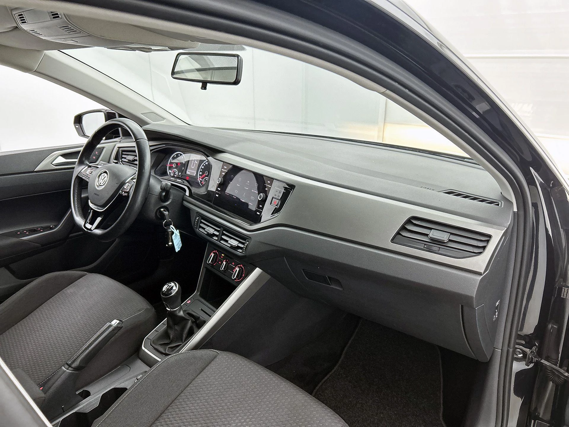 Volkswagen-Polo-image-21