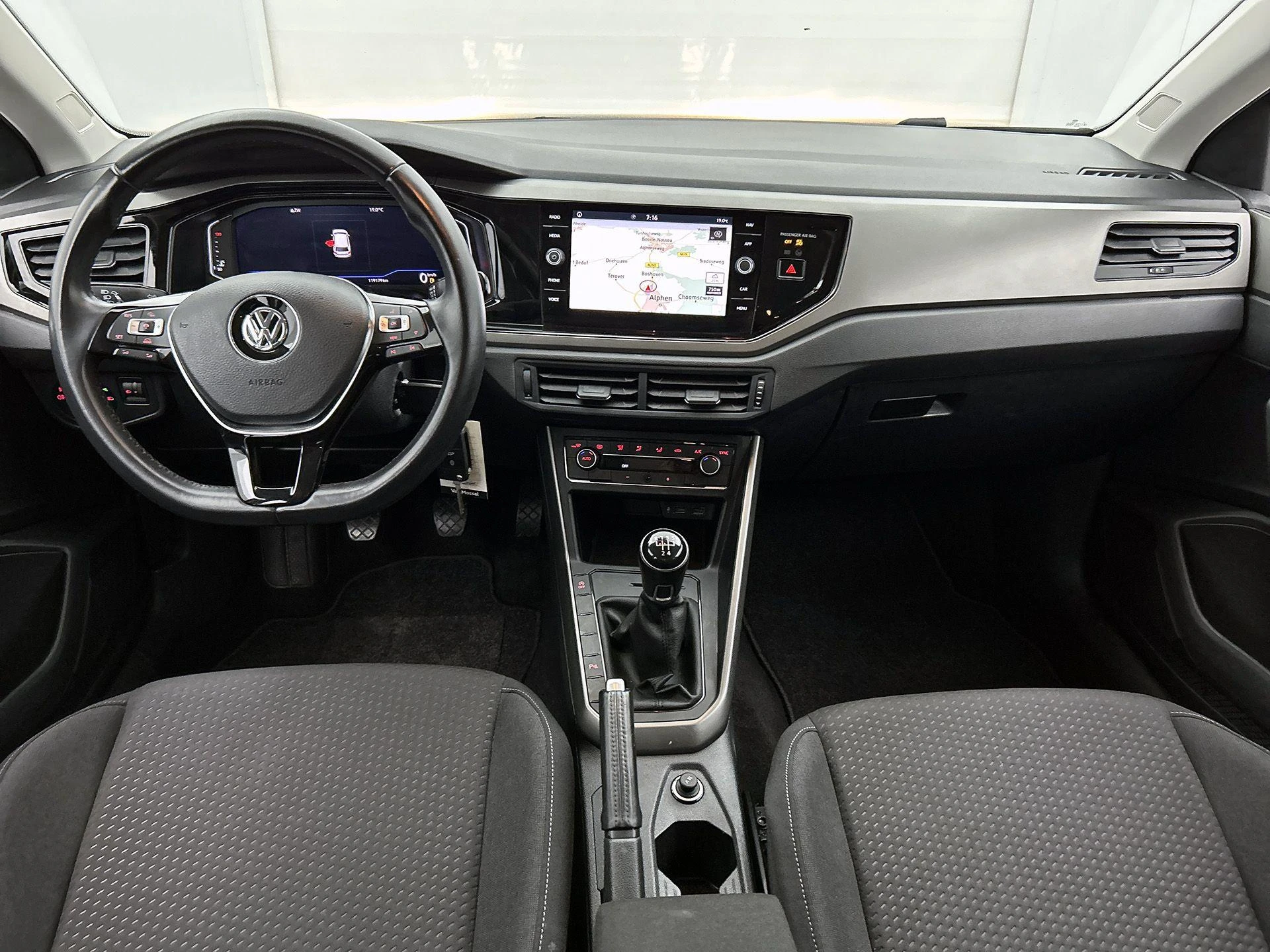 Volkswagen-Polo-image-19