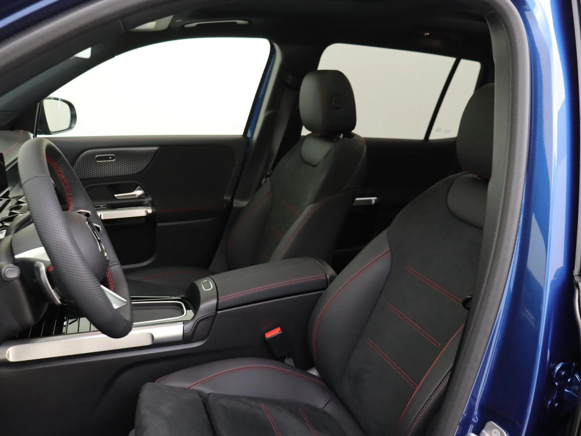 Mercedes-Benz-EQB-image-9