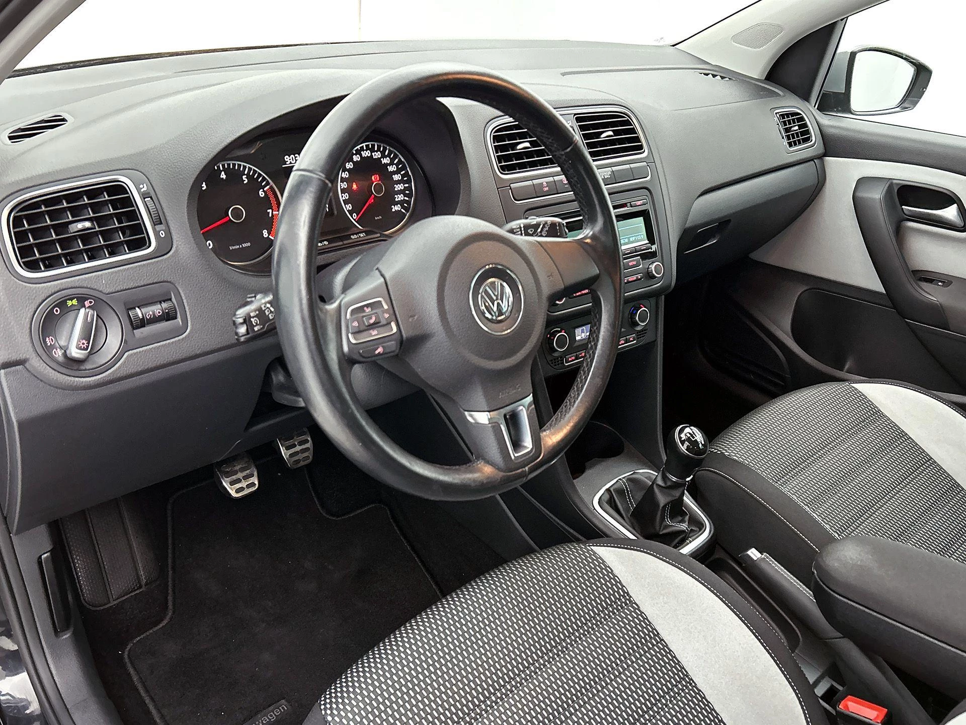 Volkswagen-Polo-image-11