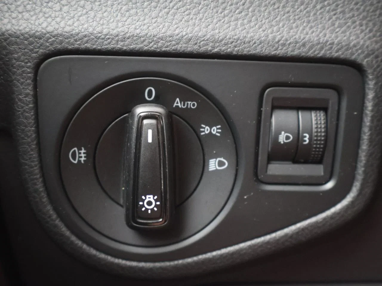 Volkswagen-Golf Sportsvan-image-19