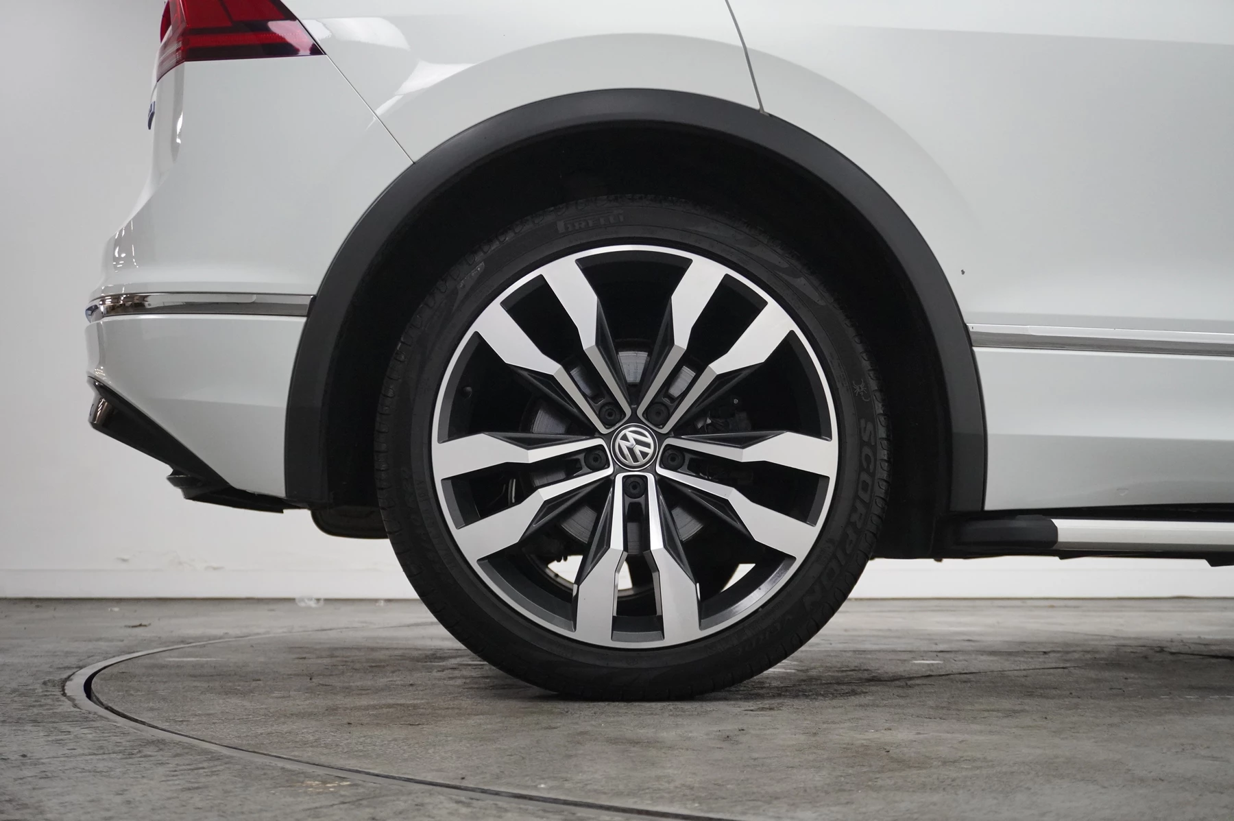 Volkswagen-Tiguan-image-19