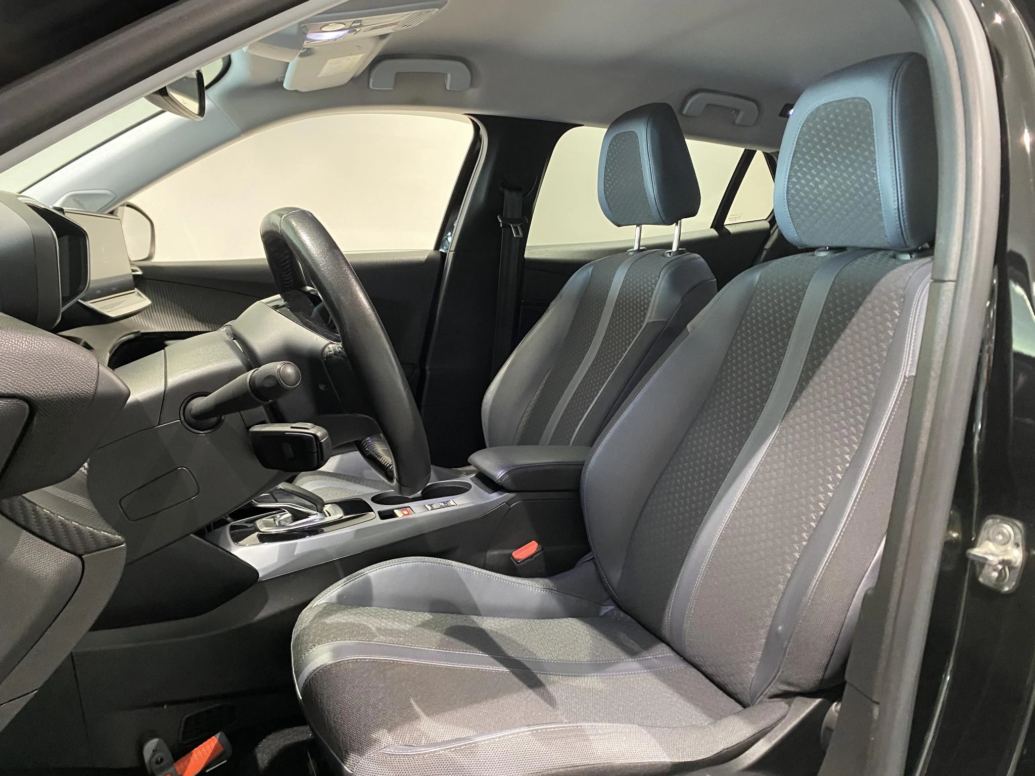 Peugeot-e-2008-image-7