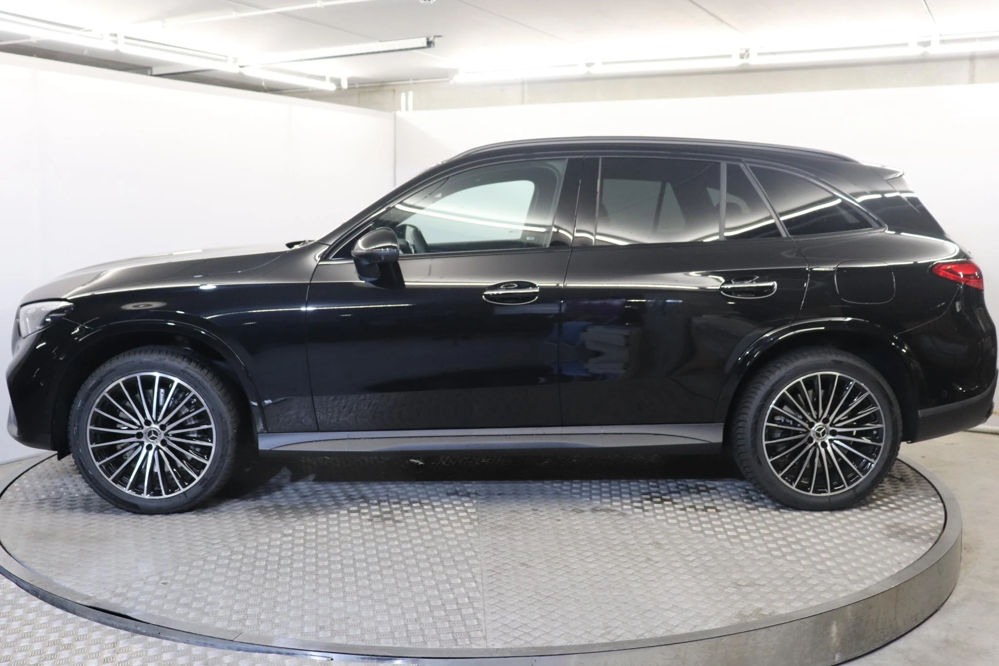 Mercedes-Benz-GLC-image-2