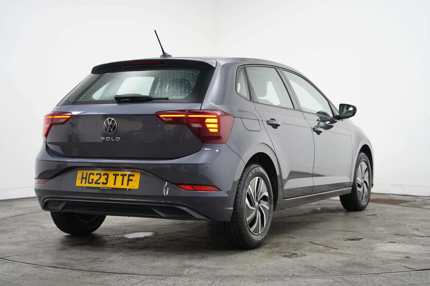 Volkswagen-Polo-image-13