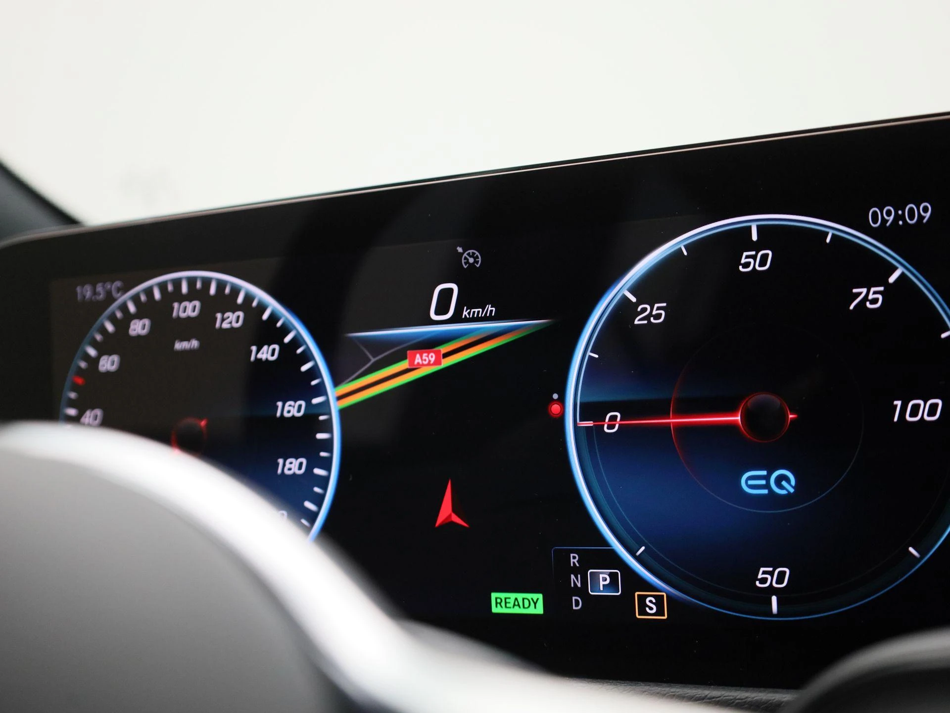 Mercedes-Benz-EQB-image-25