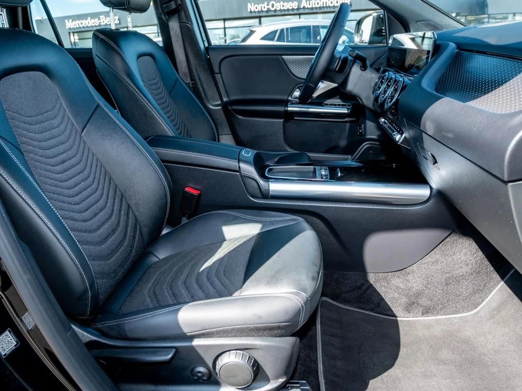 Mercedes-Benz-GLA 200 d-image-11