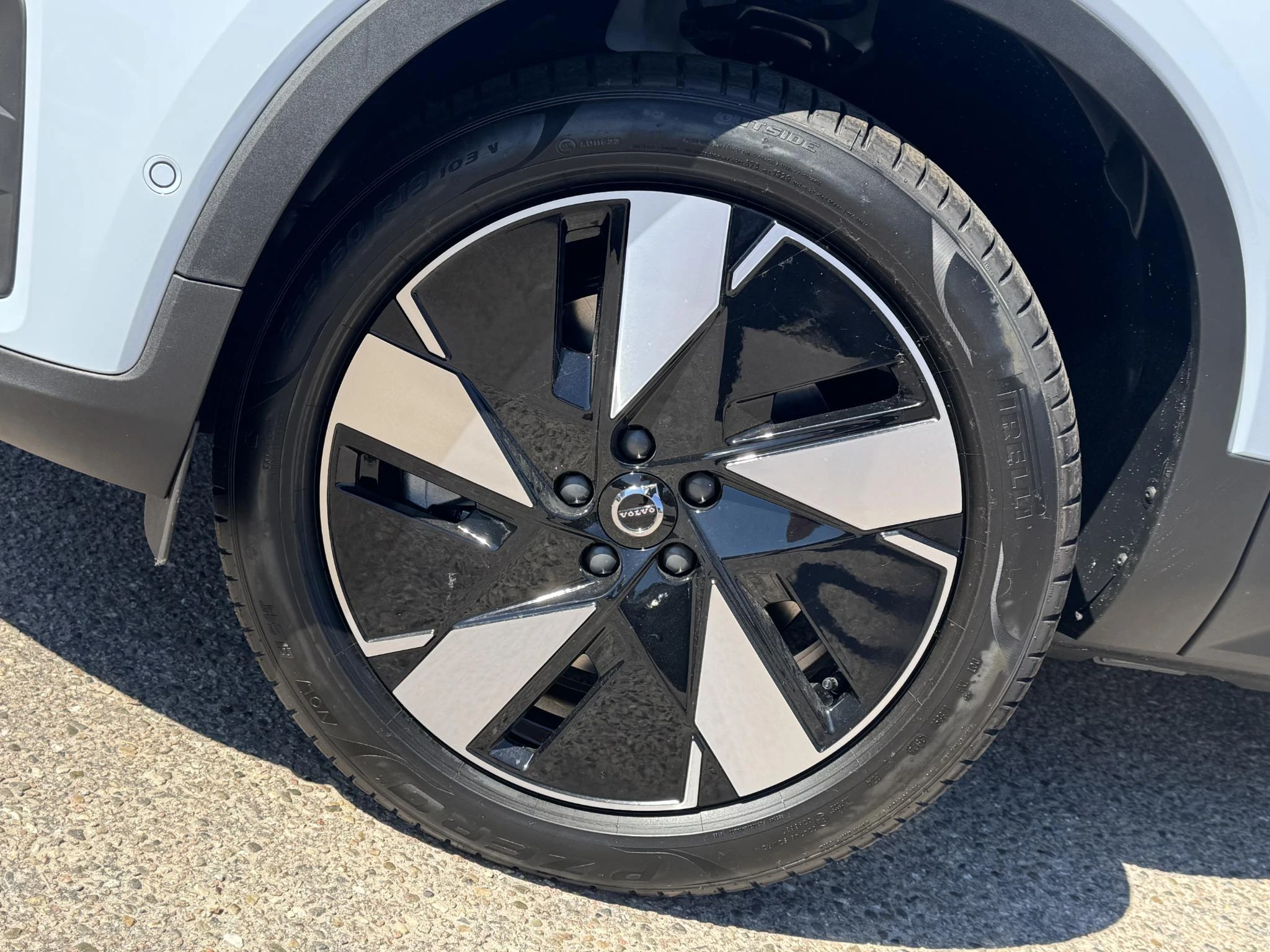 Volvo-EX40-image-12