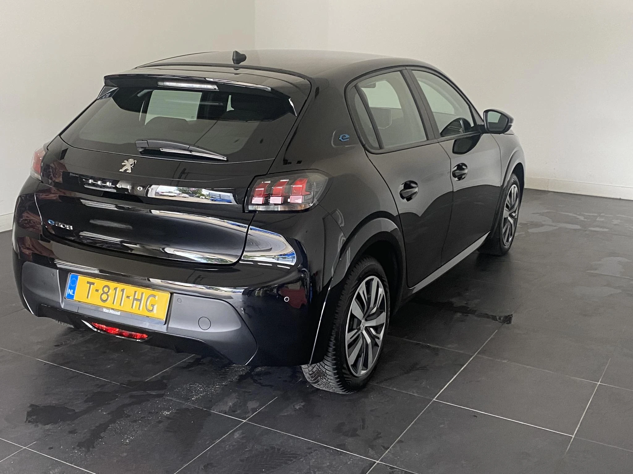 Peugeot-e-208-image-15