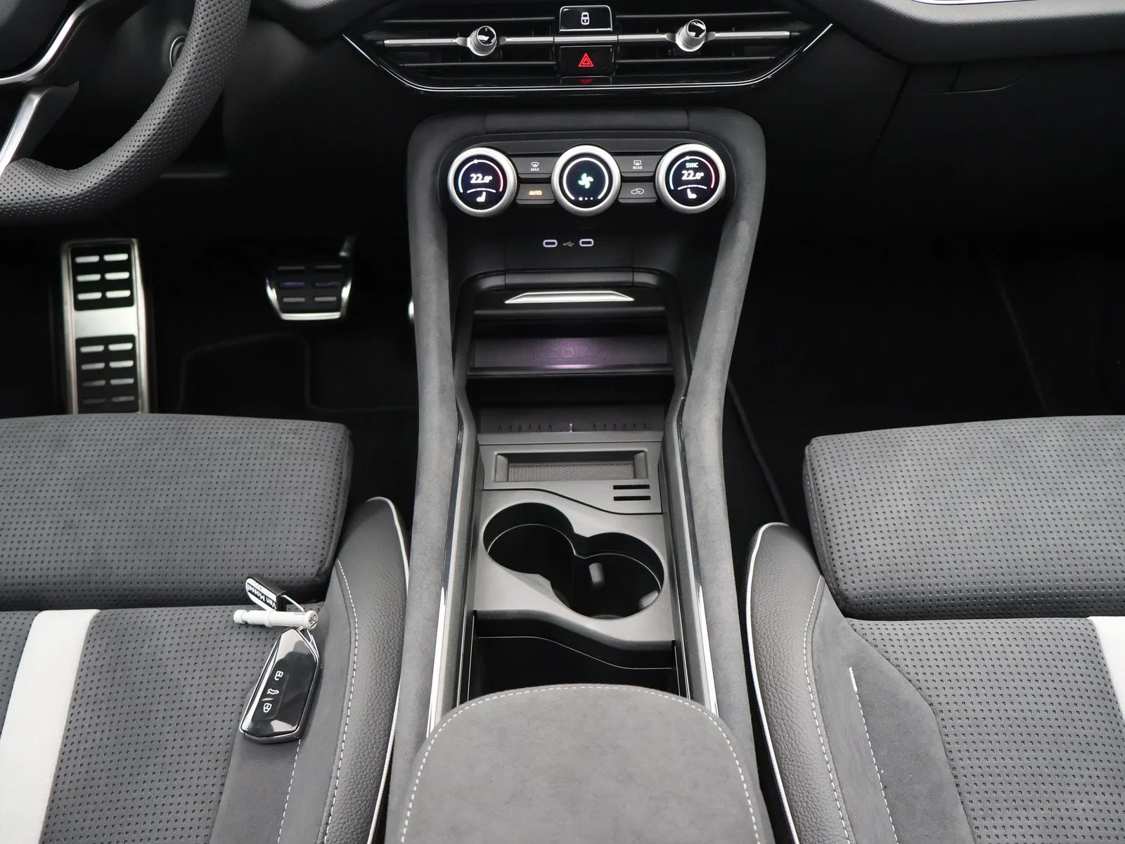 Škoda Kodiaq PHEV Kodiaq Sportline PHEV 1.5TSI 204PK *AUTOMAAT*PANO*SPORTSEATS*NAVI*APP CONNECT*BLTH*CRUISE*PDC*...