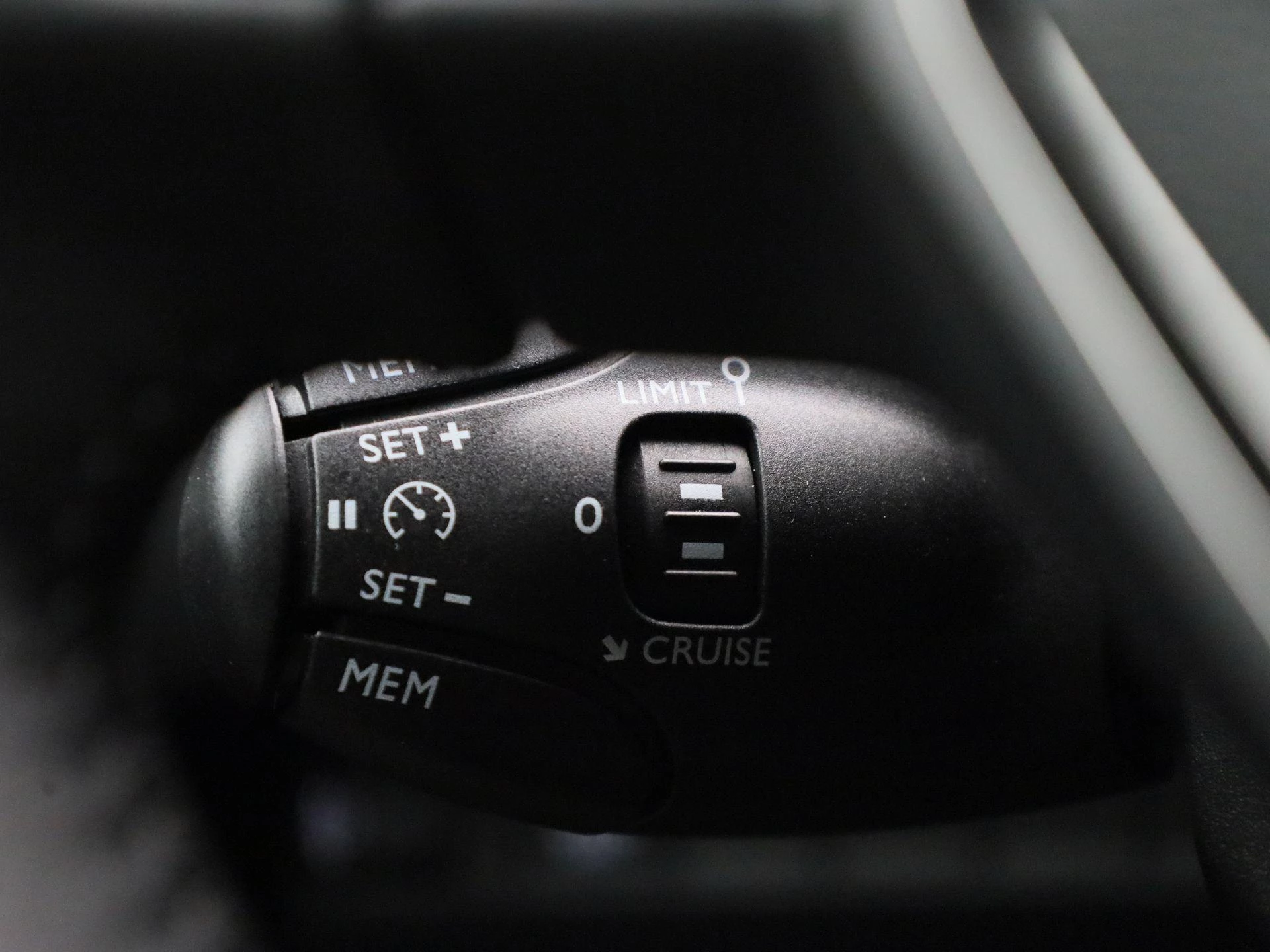 Peugeot-e-208-image-18