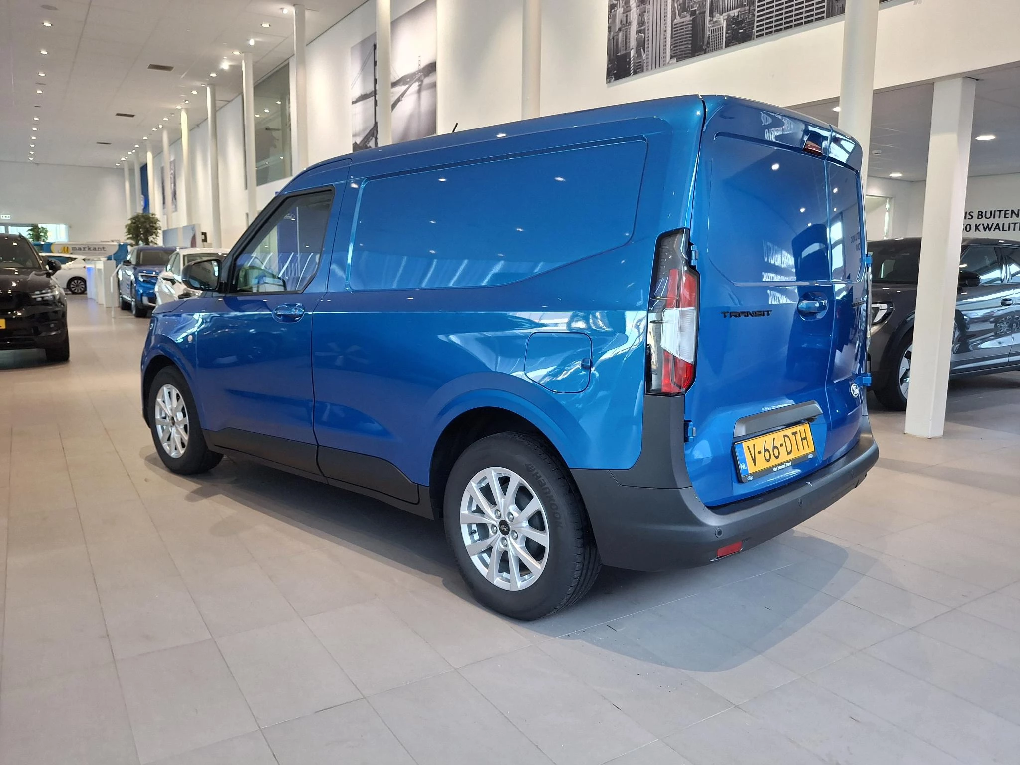 Ford-Transit Courier-image-3