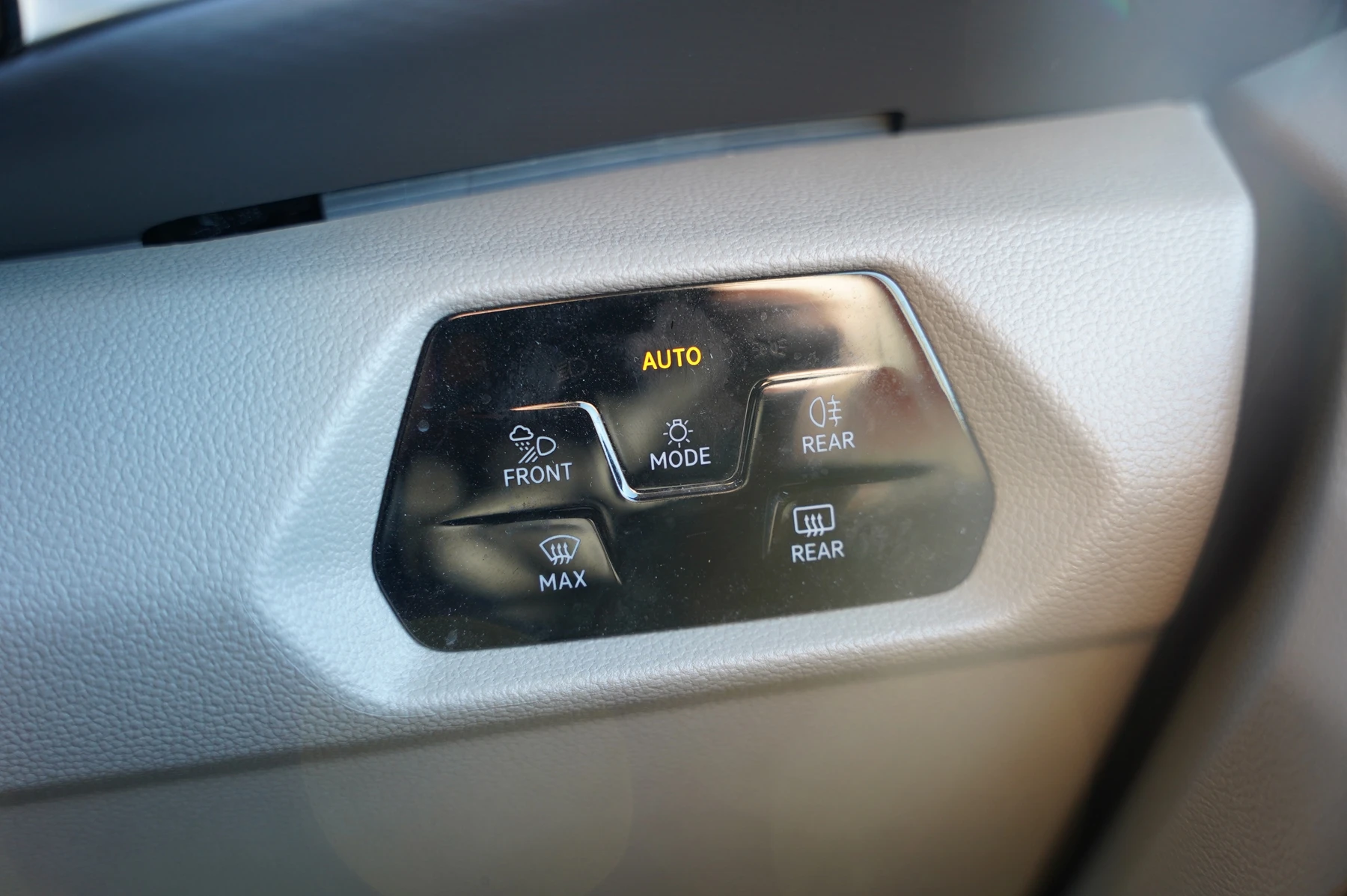 Volkswagen-Multivan-image-17