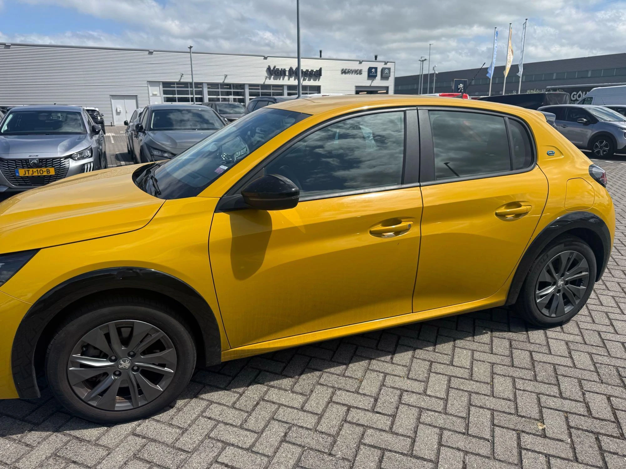 Peugeot-e-208-image-3