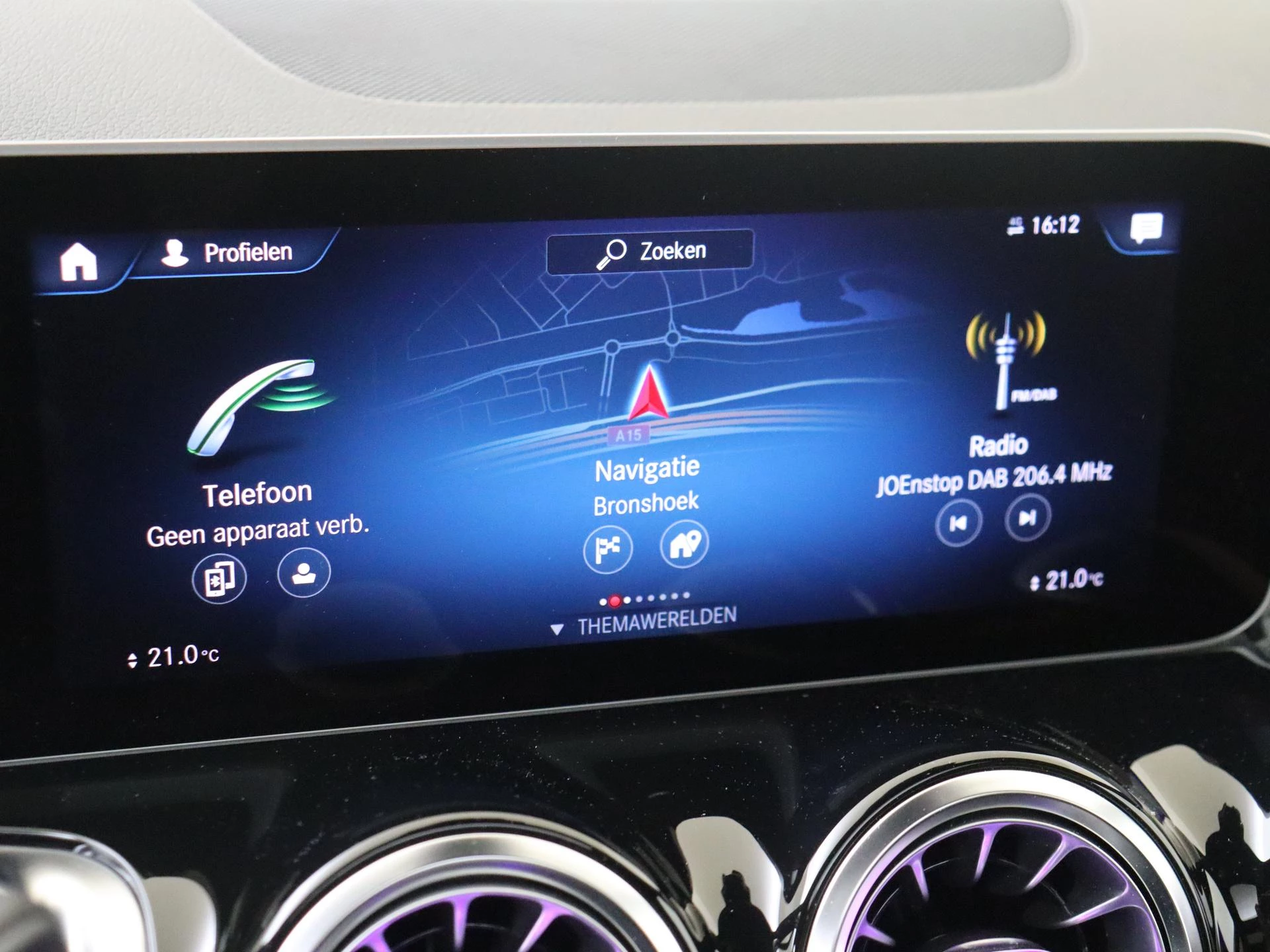 Mercedes-Benz-GLB-image-19