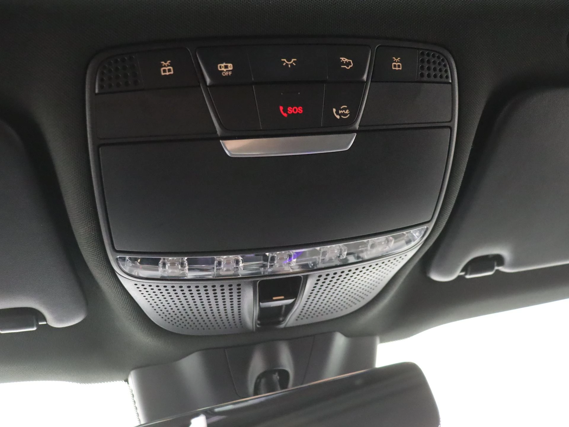 Mercedes-Benz-EQC-image-23
