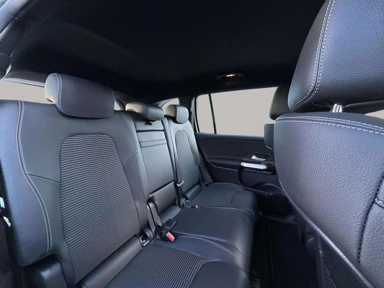 Mercedes-Benz-EQB-image-15