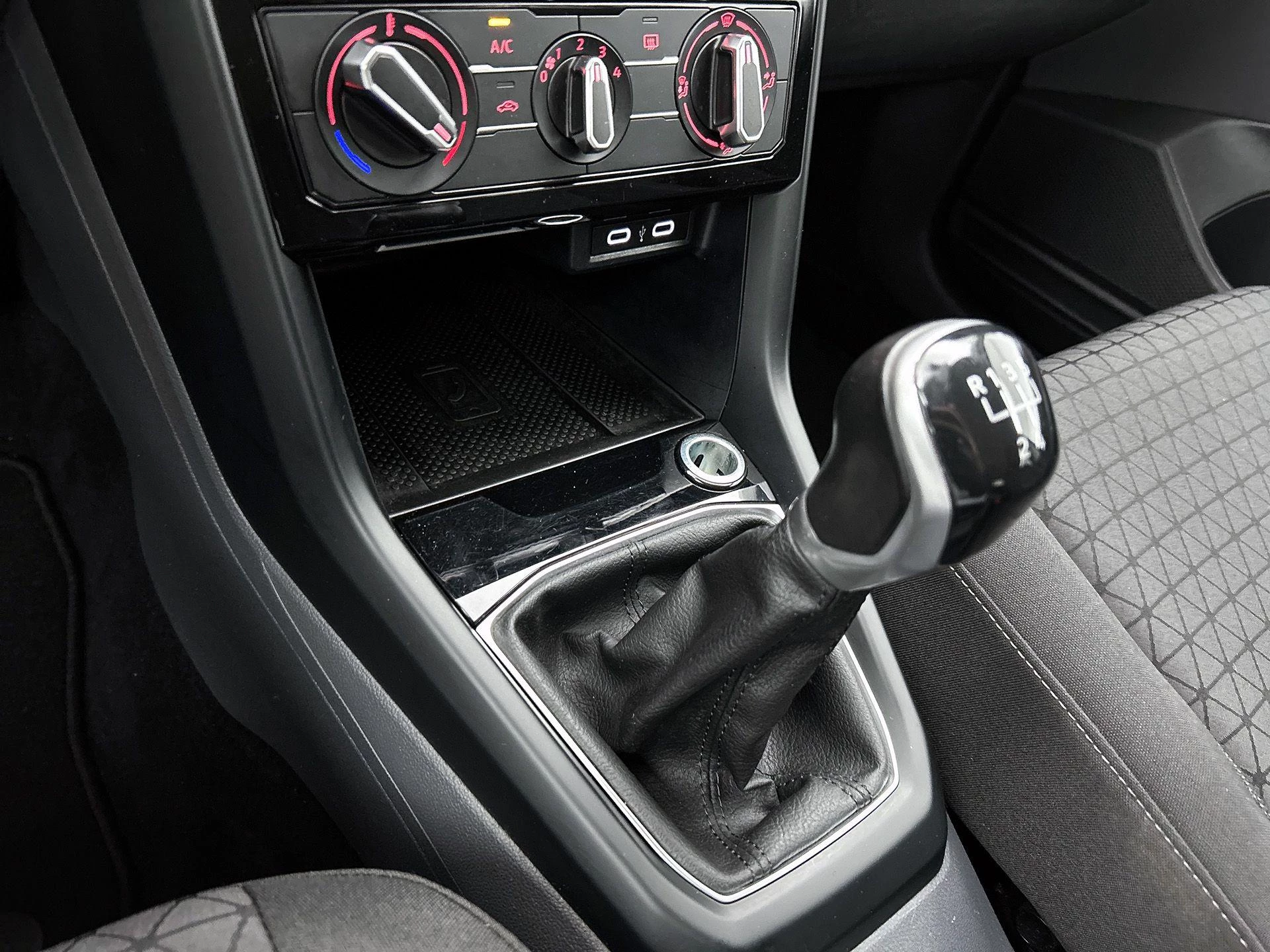 Volkswagen-T-Cross-image-9