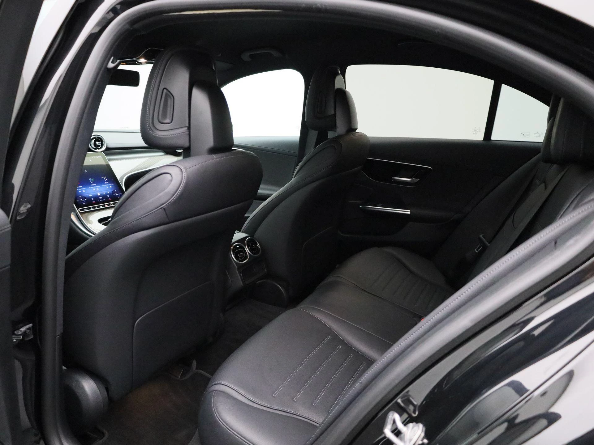 Mercedes-Benz-C-Klasse-image-9