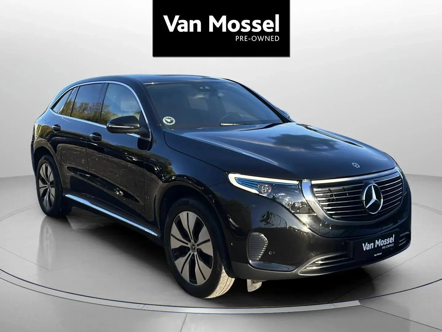 Mercedes-Benz-EQC-image-2