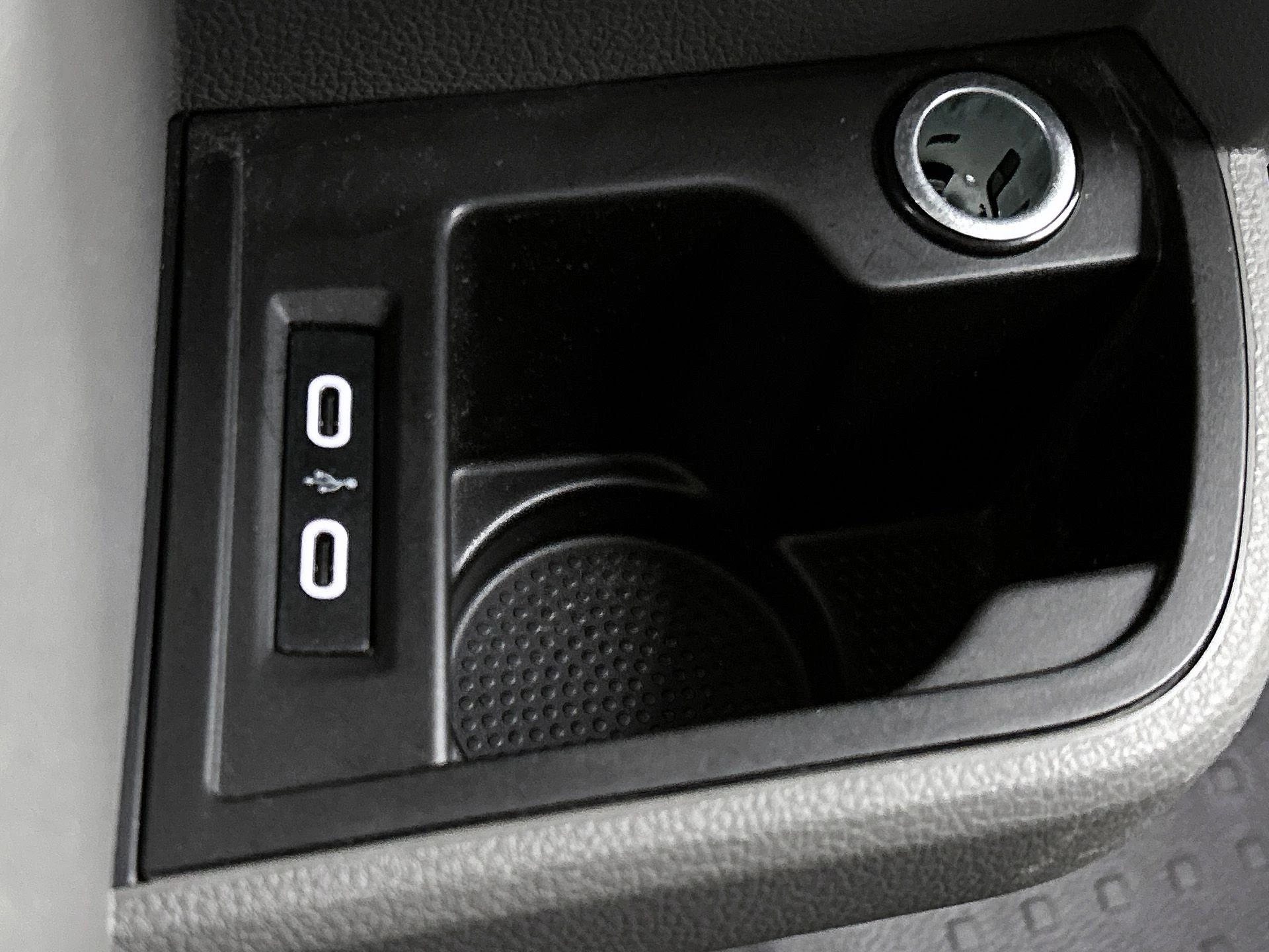 Volkswagen-Transporter-image-21