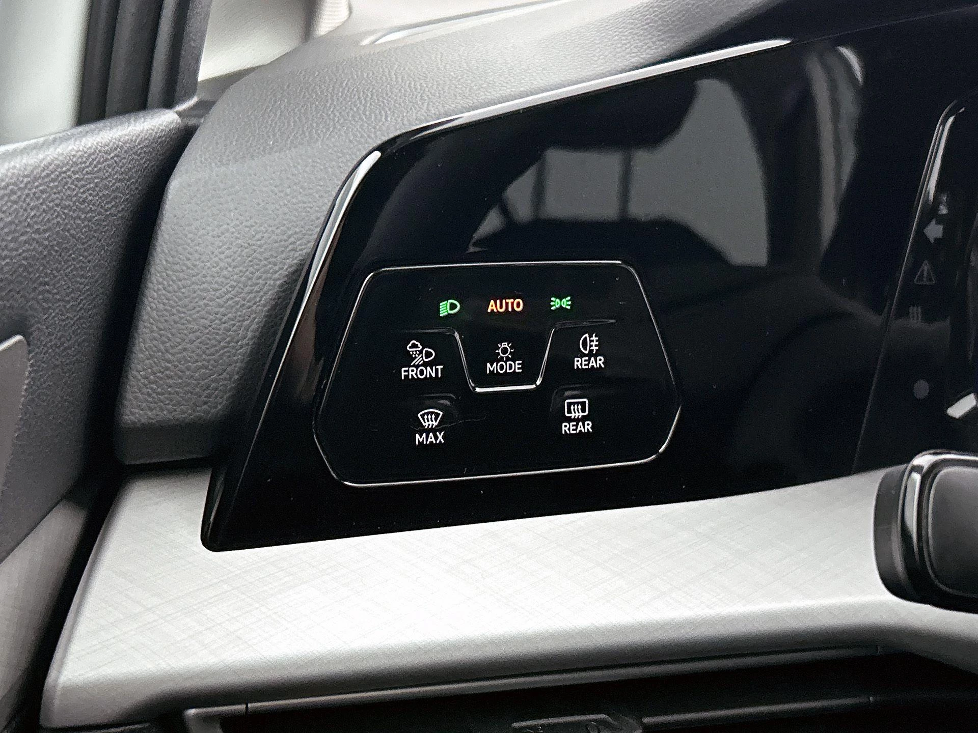 Volkswagen-Golf-image-21