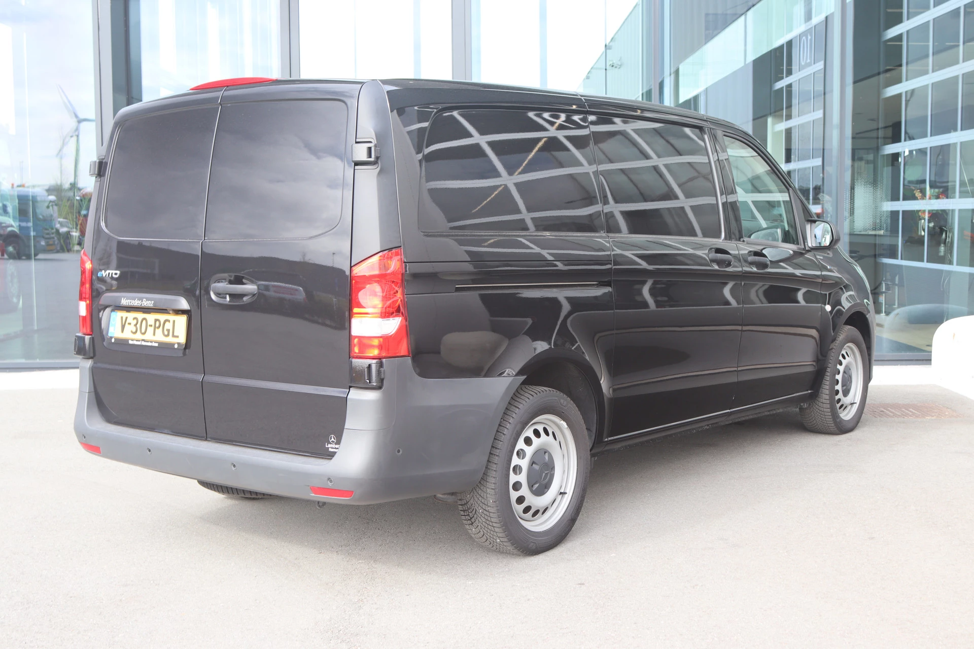 Mercedes-Benz-eVito-image-1