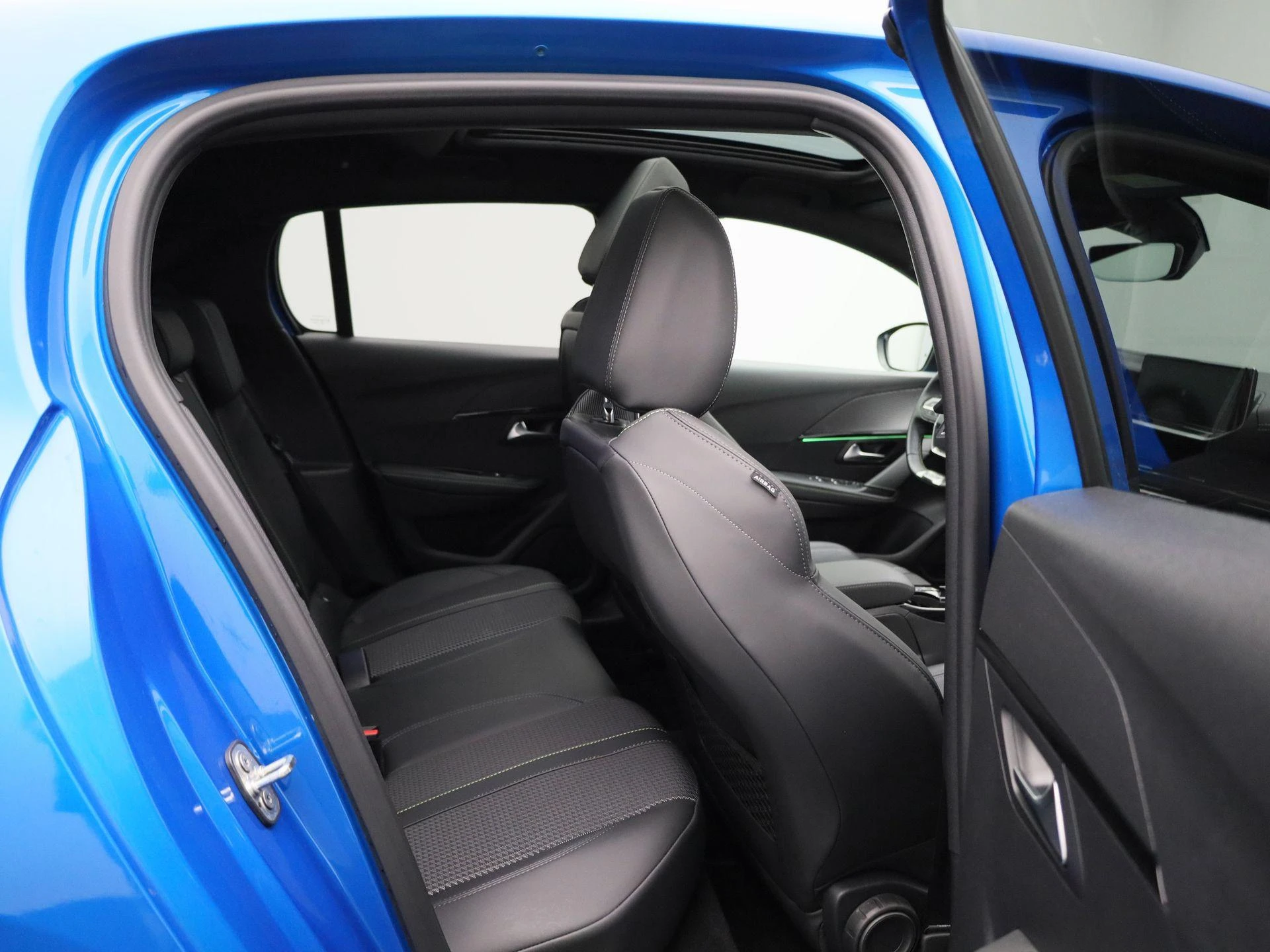 Peugeot-e-208-image-42