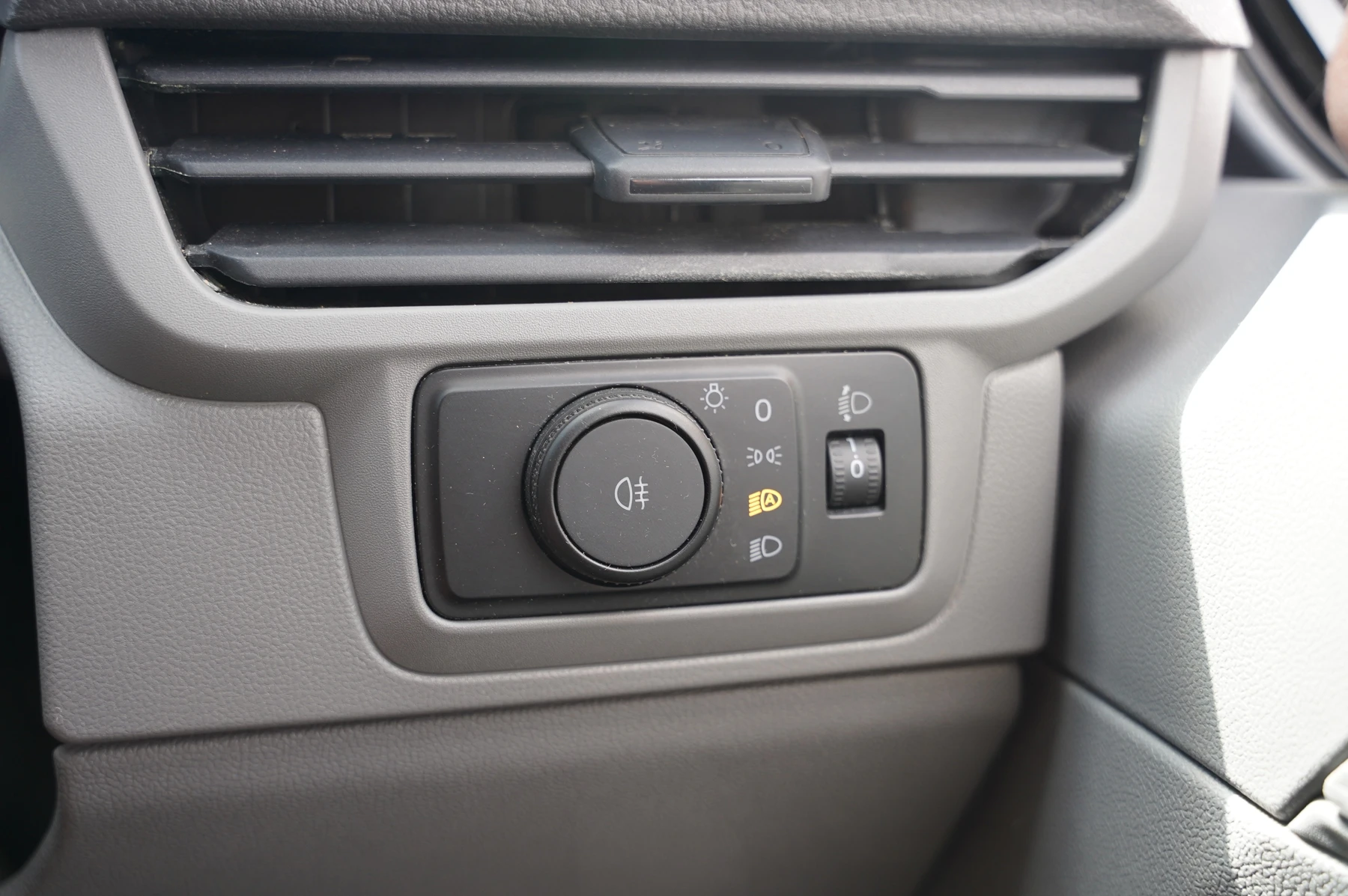 Volkswagen-Transporter-image-17