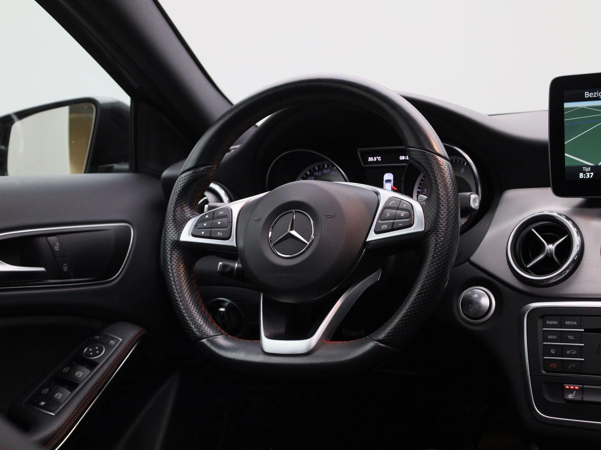 Mercedes-Benz-GLA-image-35