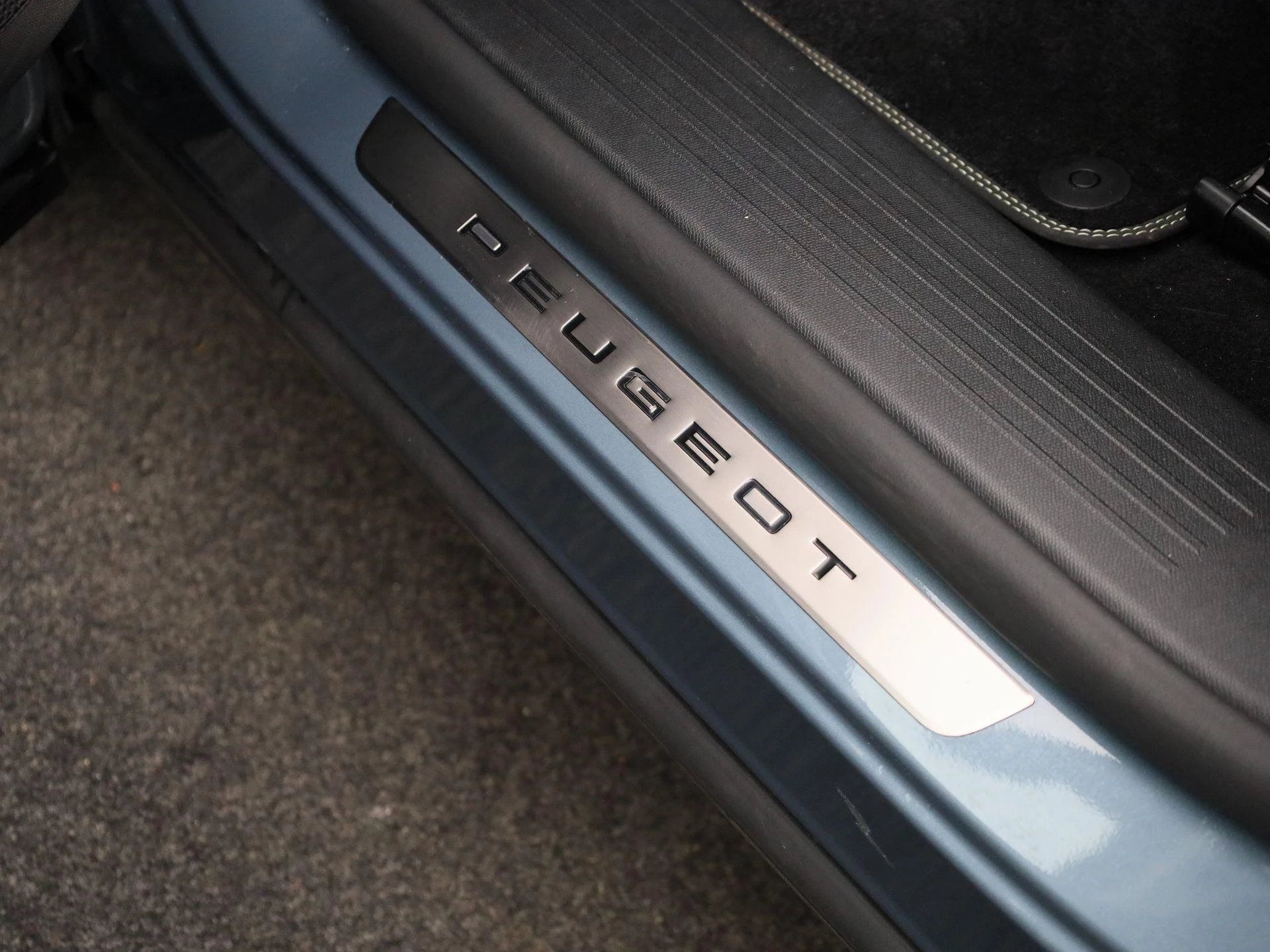Peugeot 3008 1.2 HYBRID 145 e-DSC6 GT