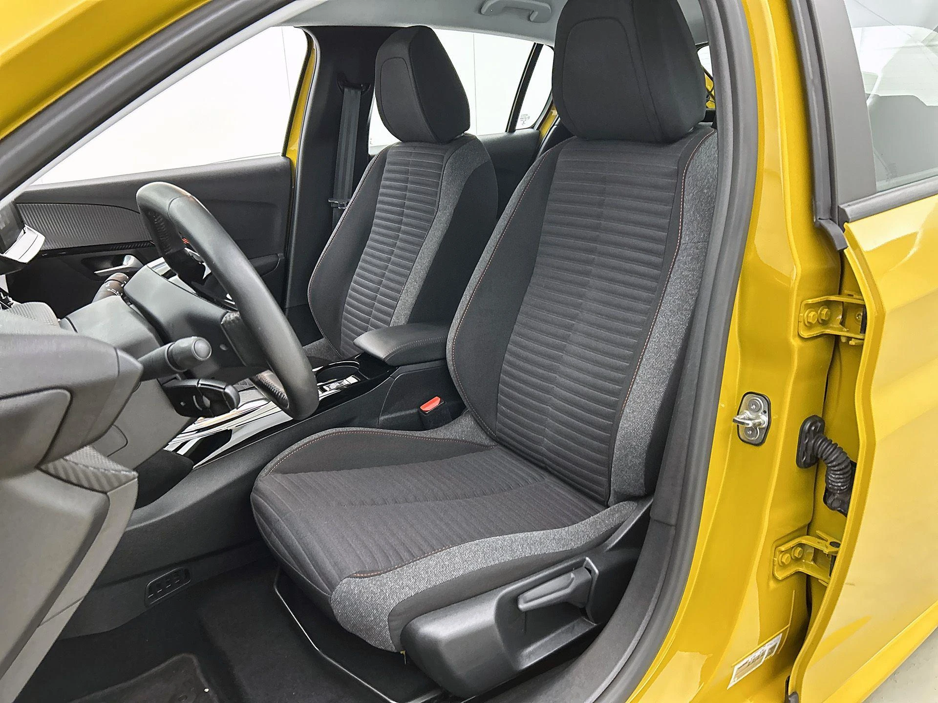 Peugeot-e-208-image-36
