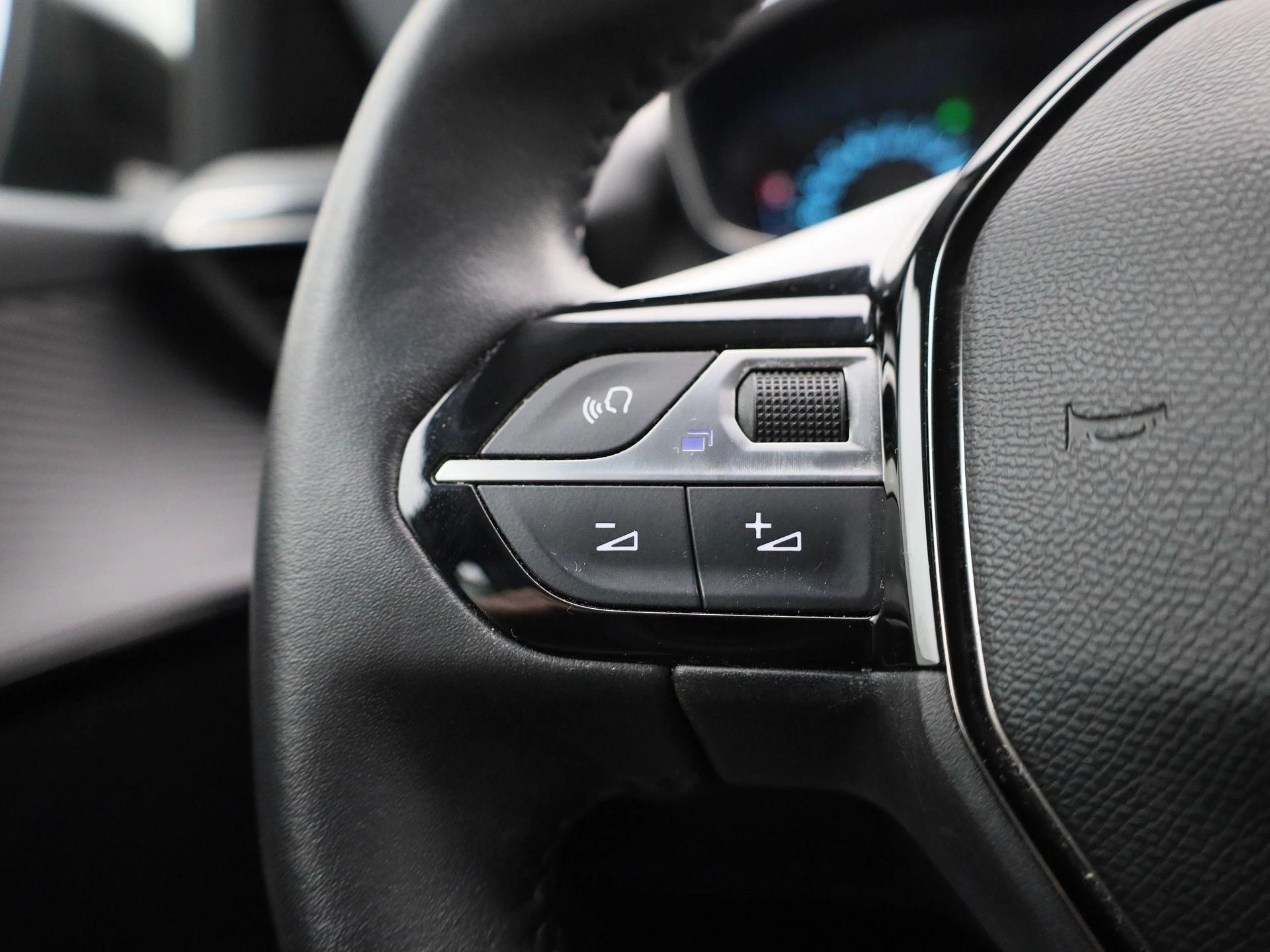 Peugeot-e-208-image-18