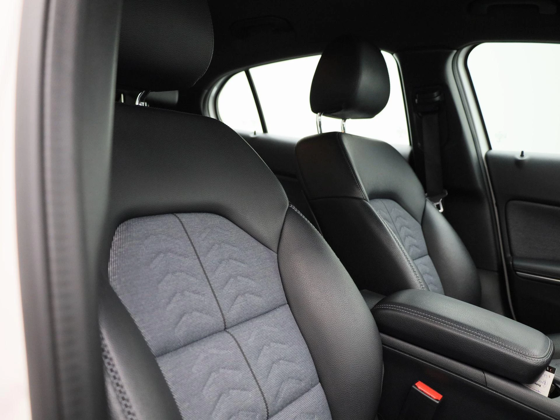 Mercedes-Benz-GLA-image-35
