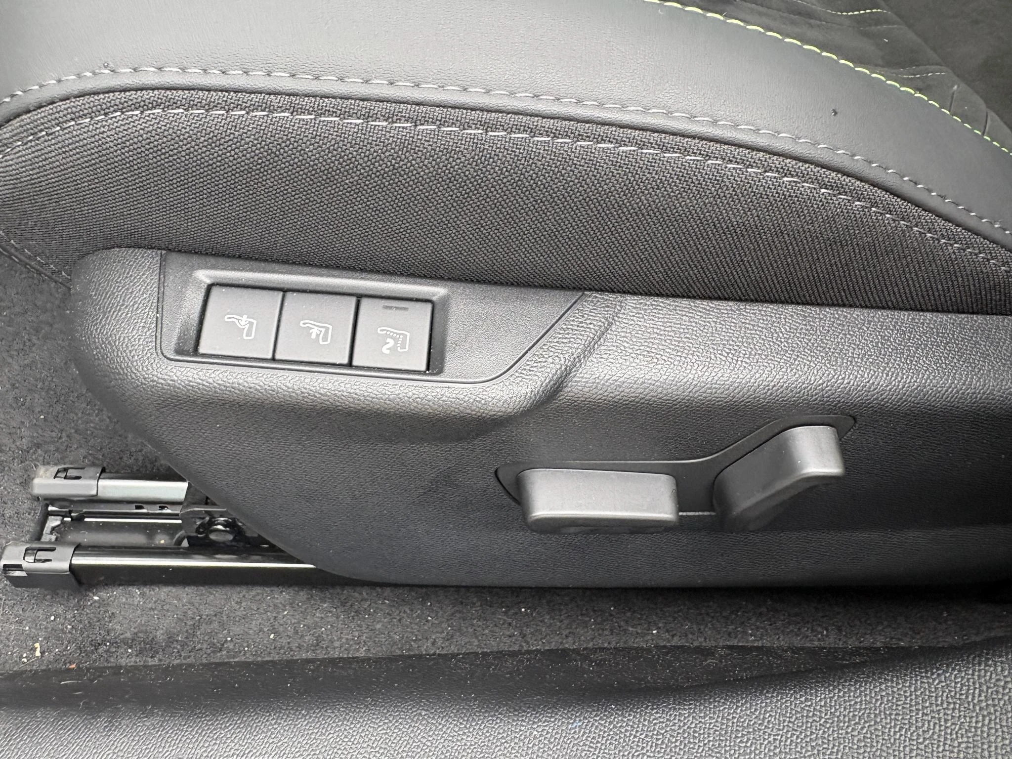 Peugeot-e-2008-image-18