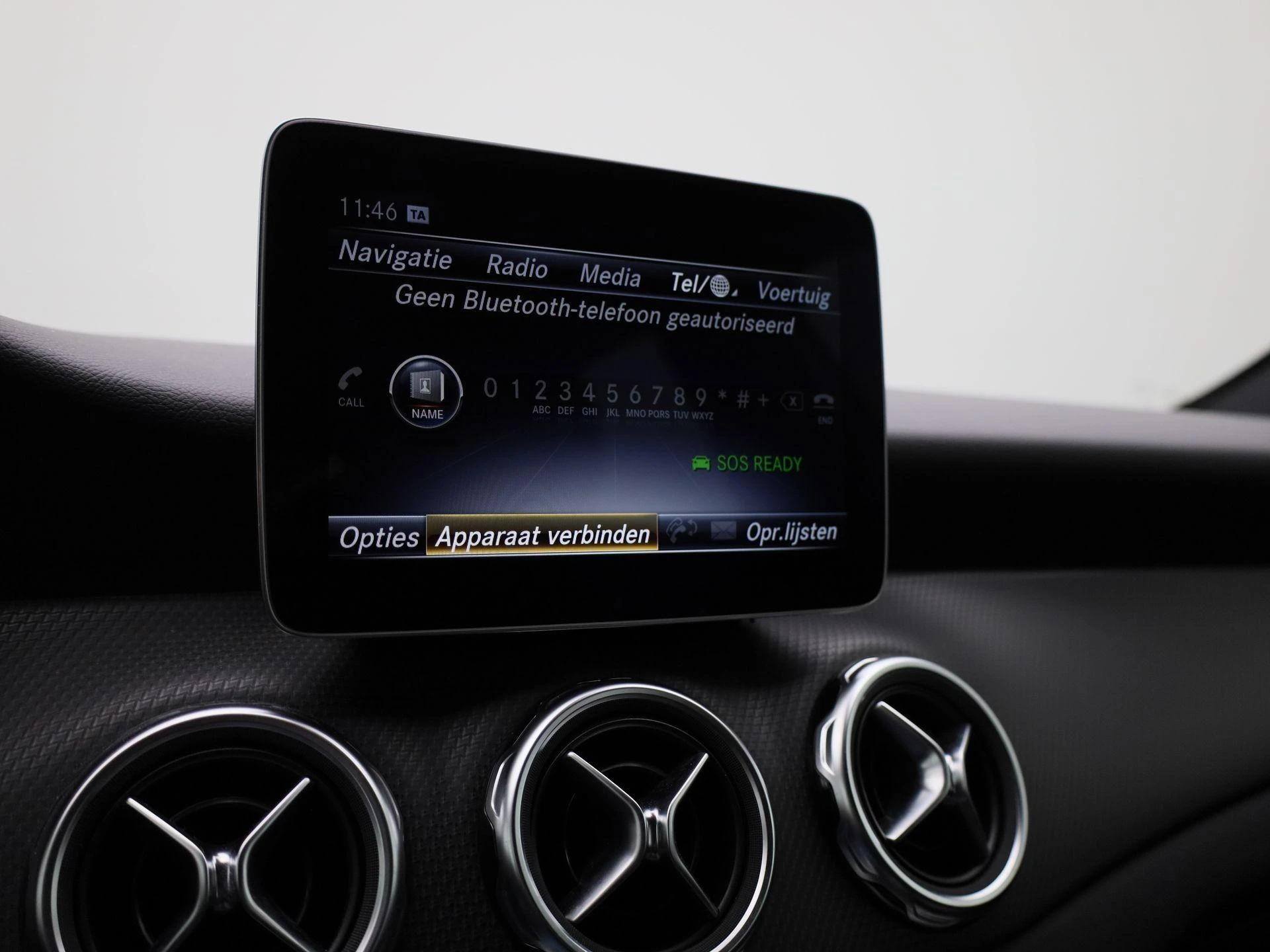 Mercedes-Benz-GLA-image-21