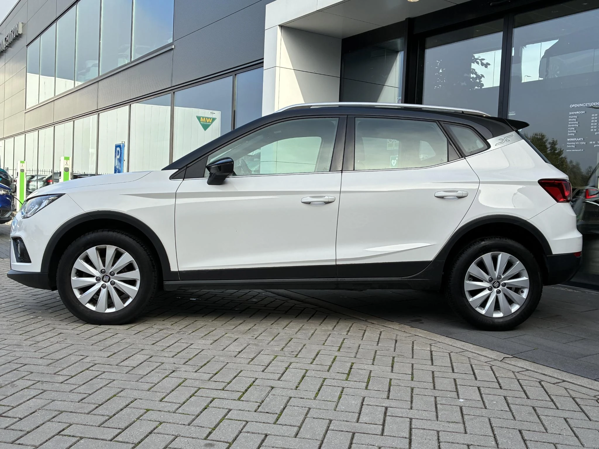 SEAT-Arona-image-1