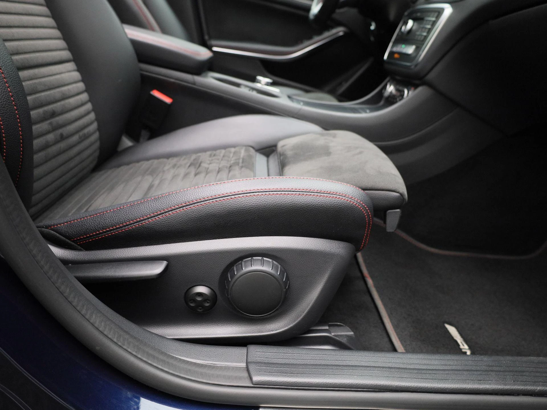 Mercedes-Benz-GLA-image-40