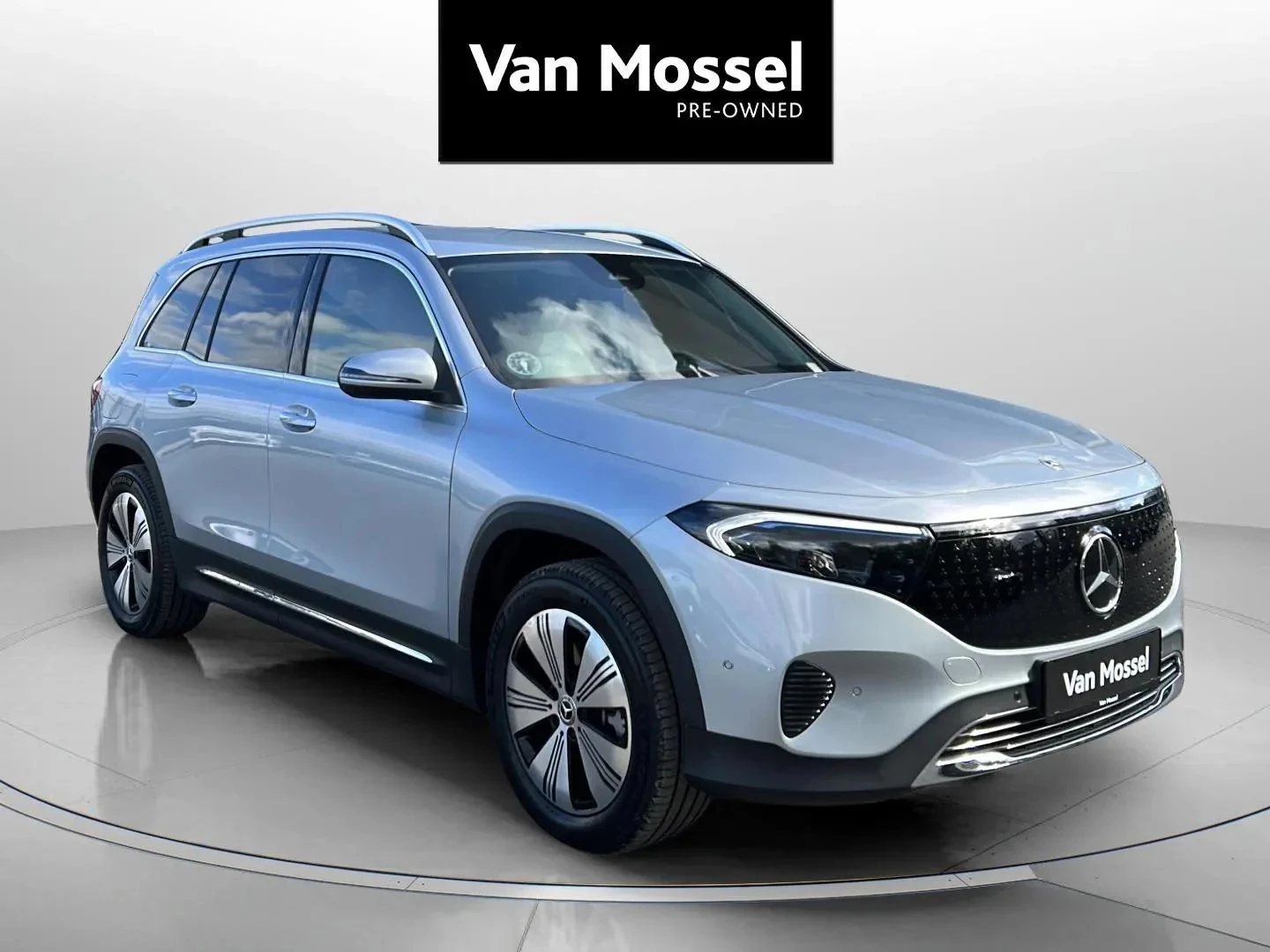 Mercedes-Benz-EQB-image-2