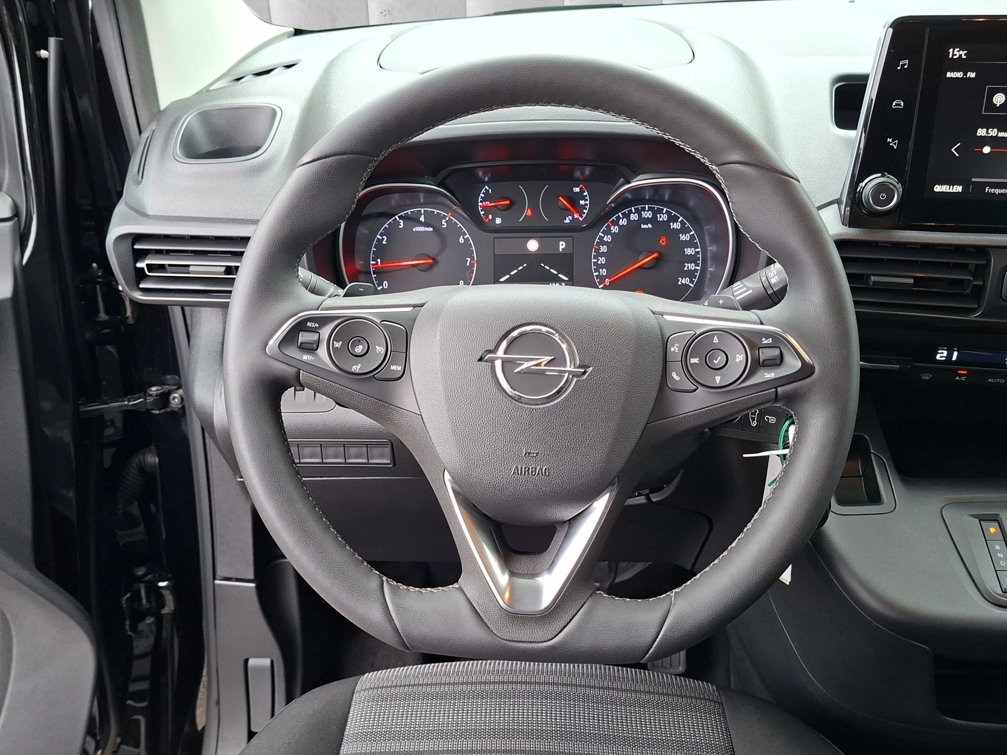 Opel-Combo-e Life-image-12