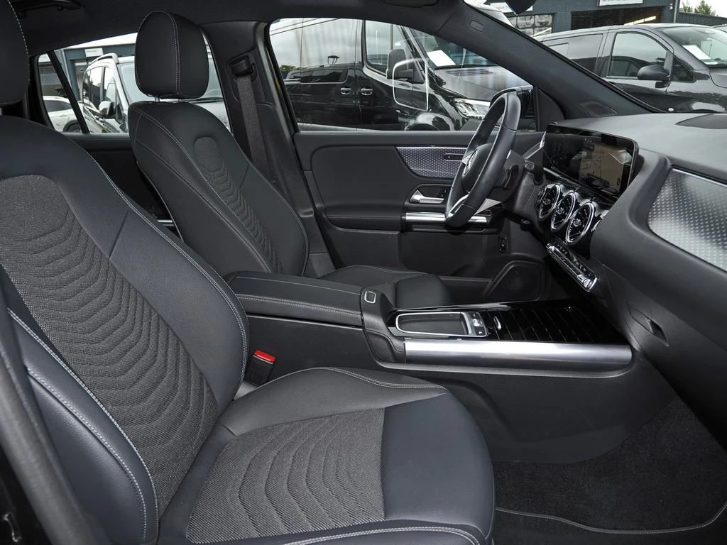 Mercedes-Benz-GLA 200 d-image-12