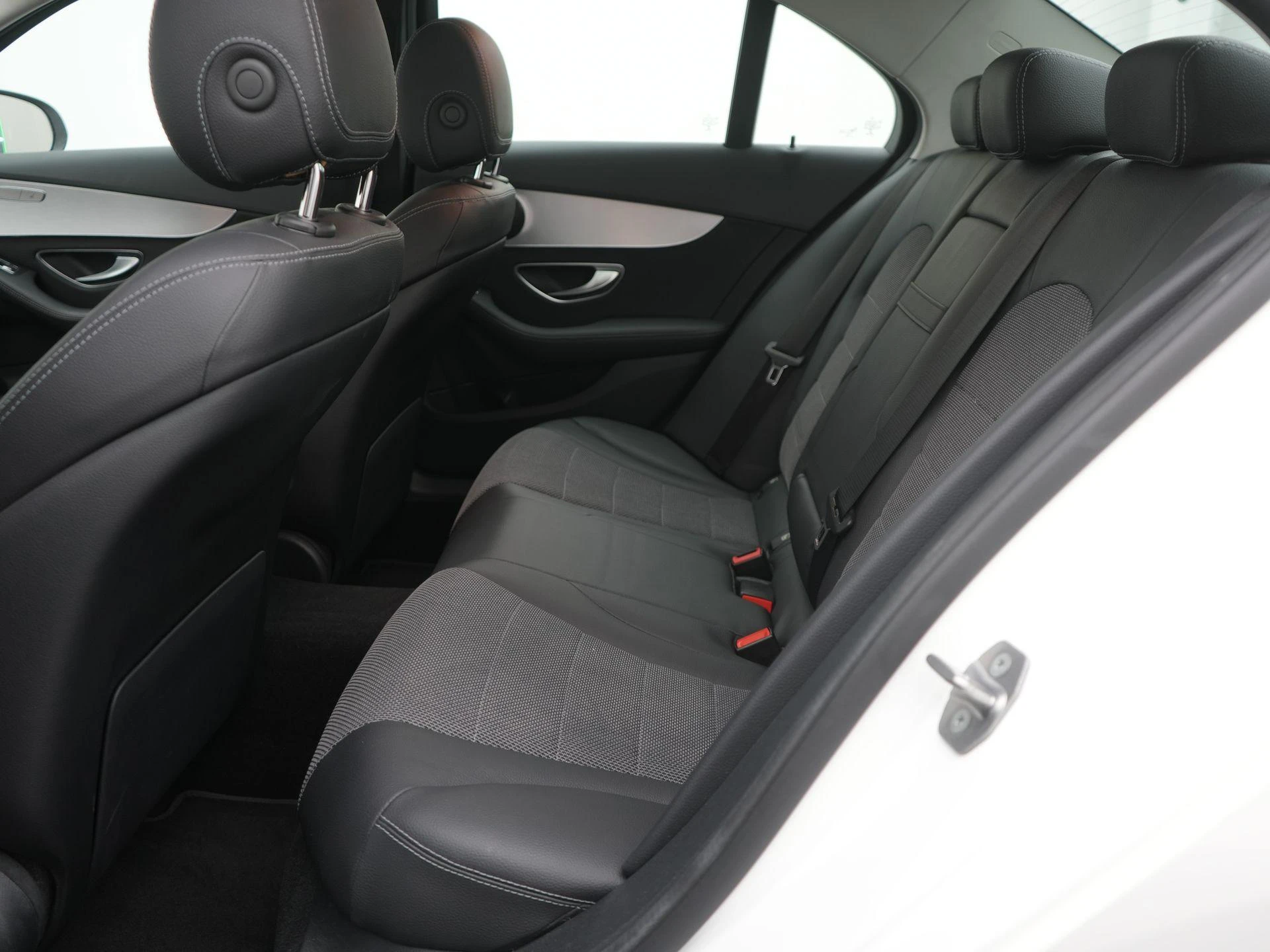 Mercedes-Benz-C-Klasse-image-9