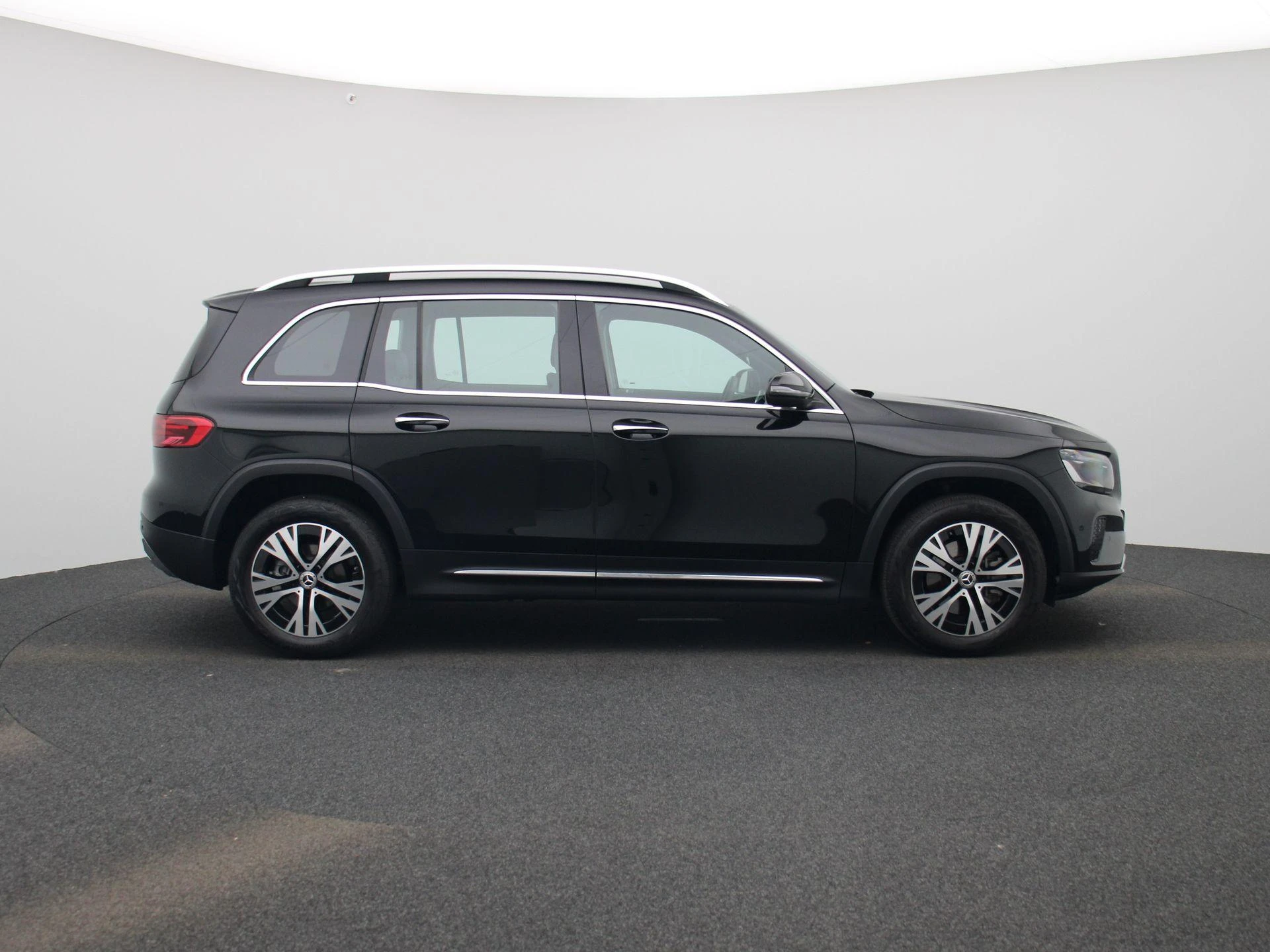 Mercedes-Benz-GLB-image-5