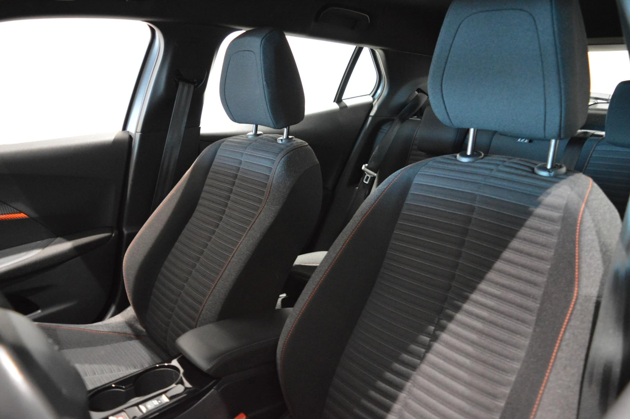 Peugeot-e-2008-image-7