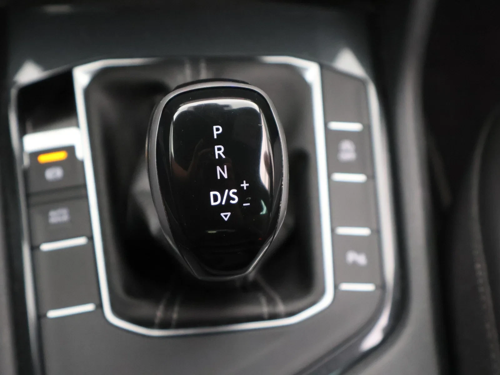 Volkswagen Tiguan Tiguan 1.5 TSI R-Line 150PK *AUTOMAAT*NAVI*BLTH*CRUISE*PDC*ZETELVERWARMING*SPORTSEATS*...