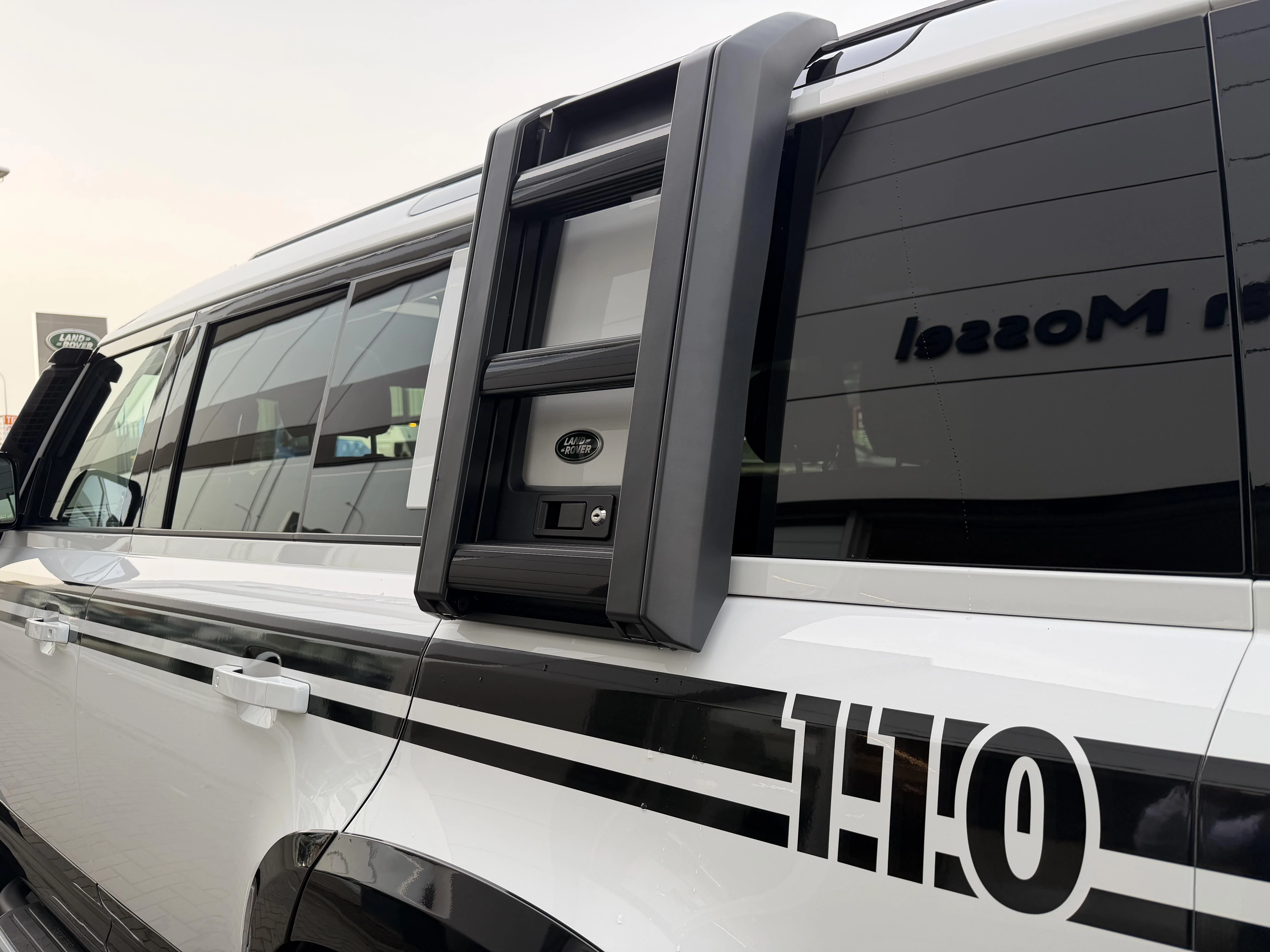 Land Rover Defender 110 D250 SE AWD